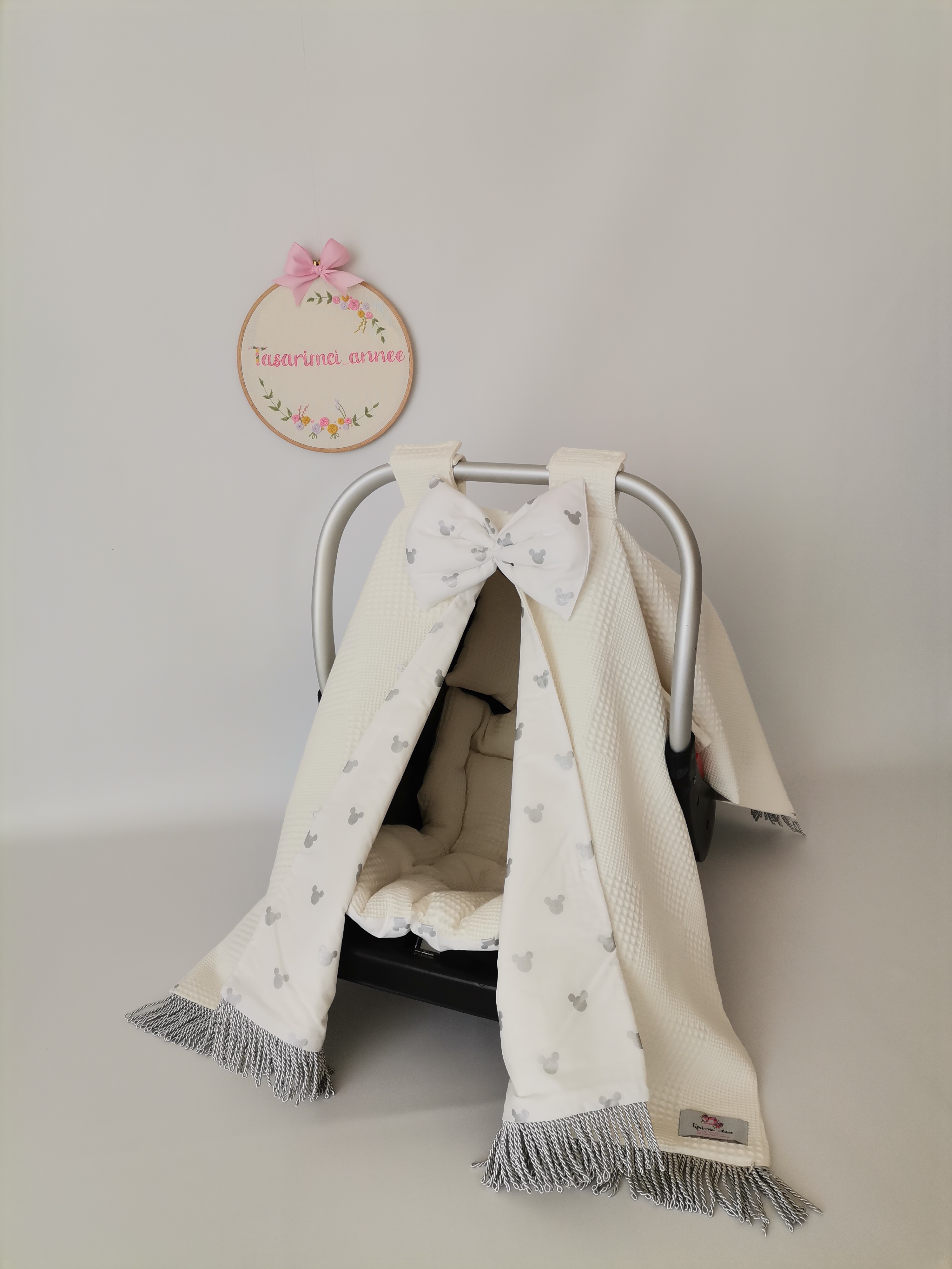 Puset örtüsü gri püsküllü krem waffle pike - gümüş mickeyli poplin