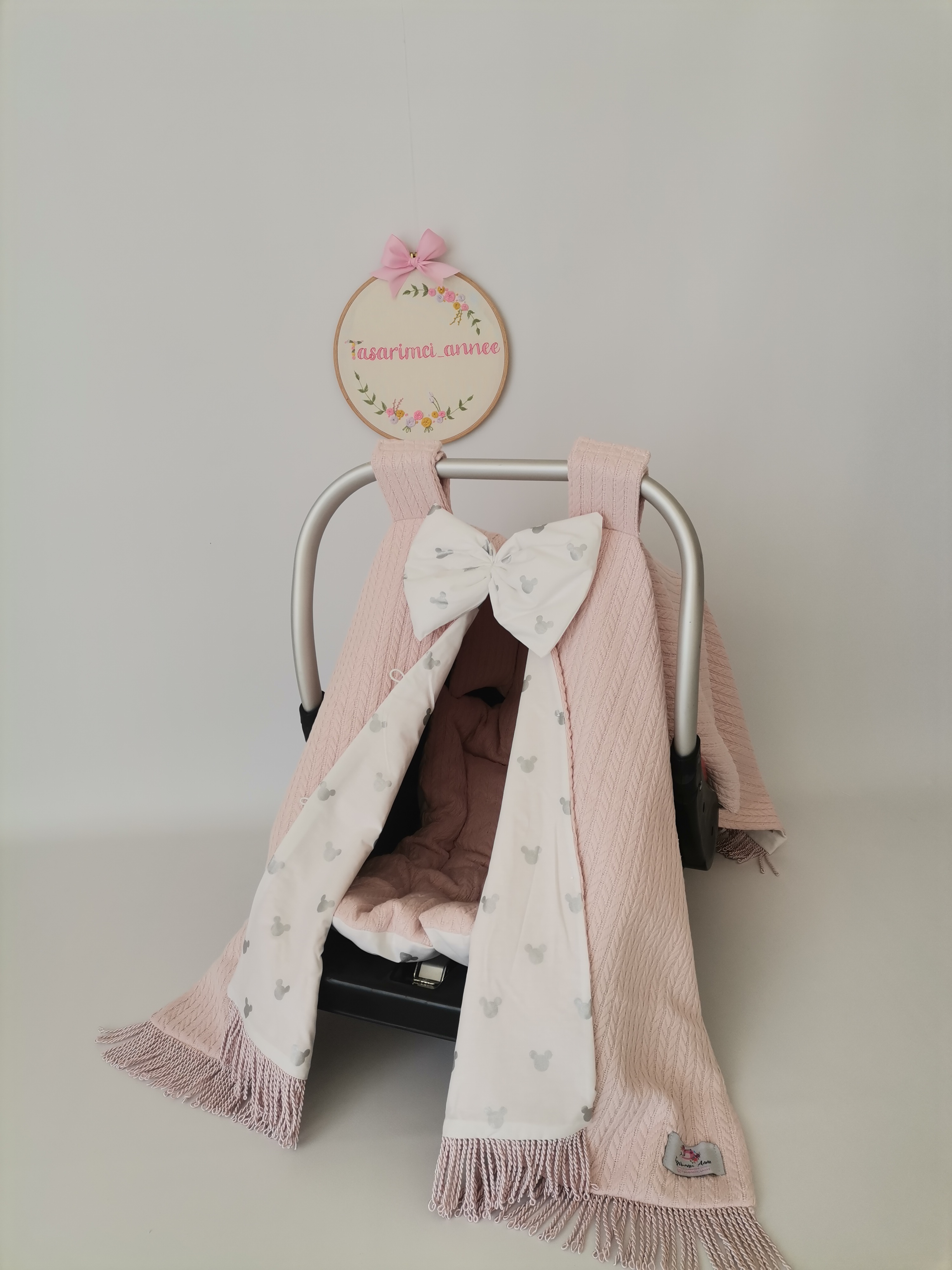 Puset örtüsü pembe püsküllü pudra örgü pike - gümüş mickeyli poplin
