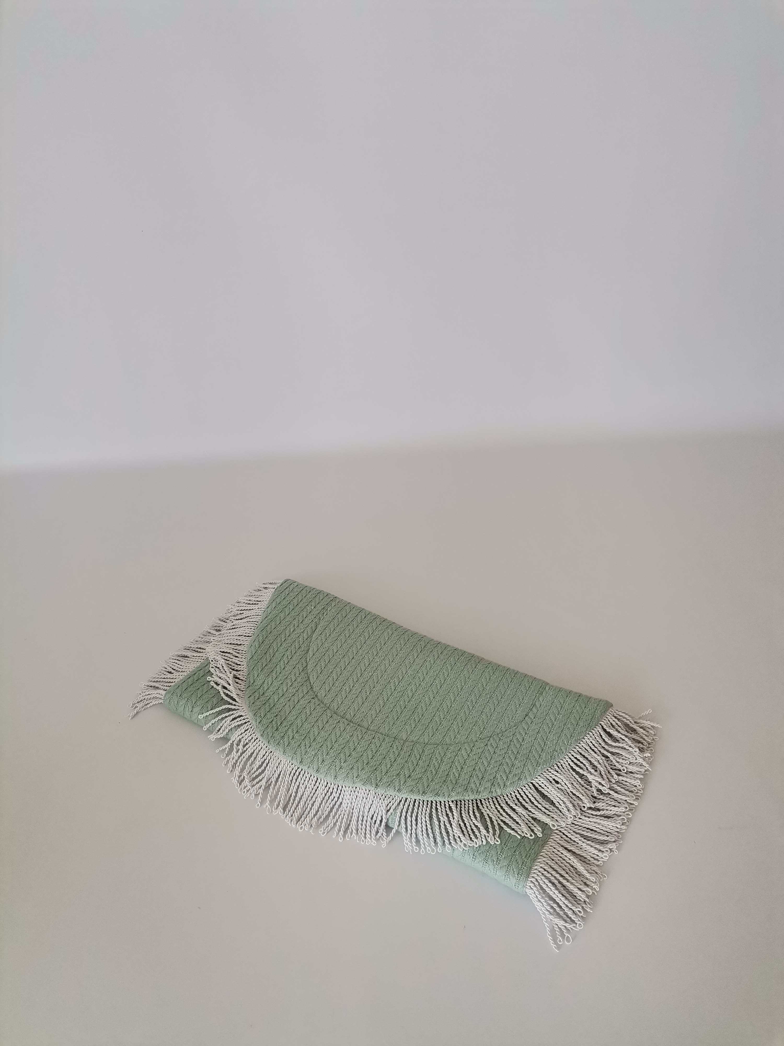 Alt açma matı beyaz püsküllü yeşil örgü pike - karacalı poplin