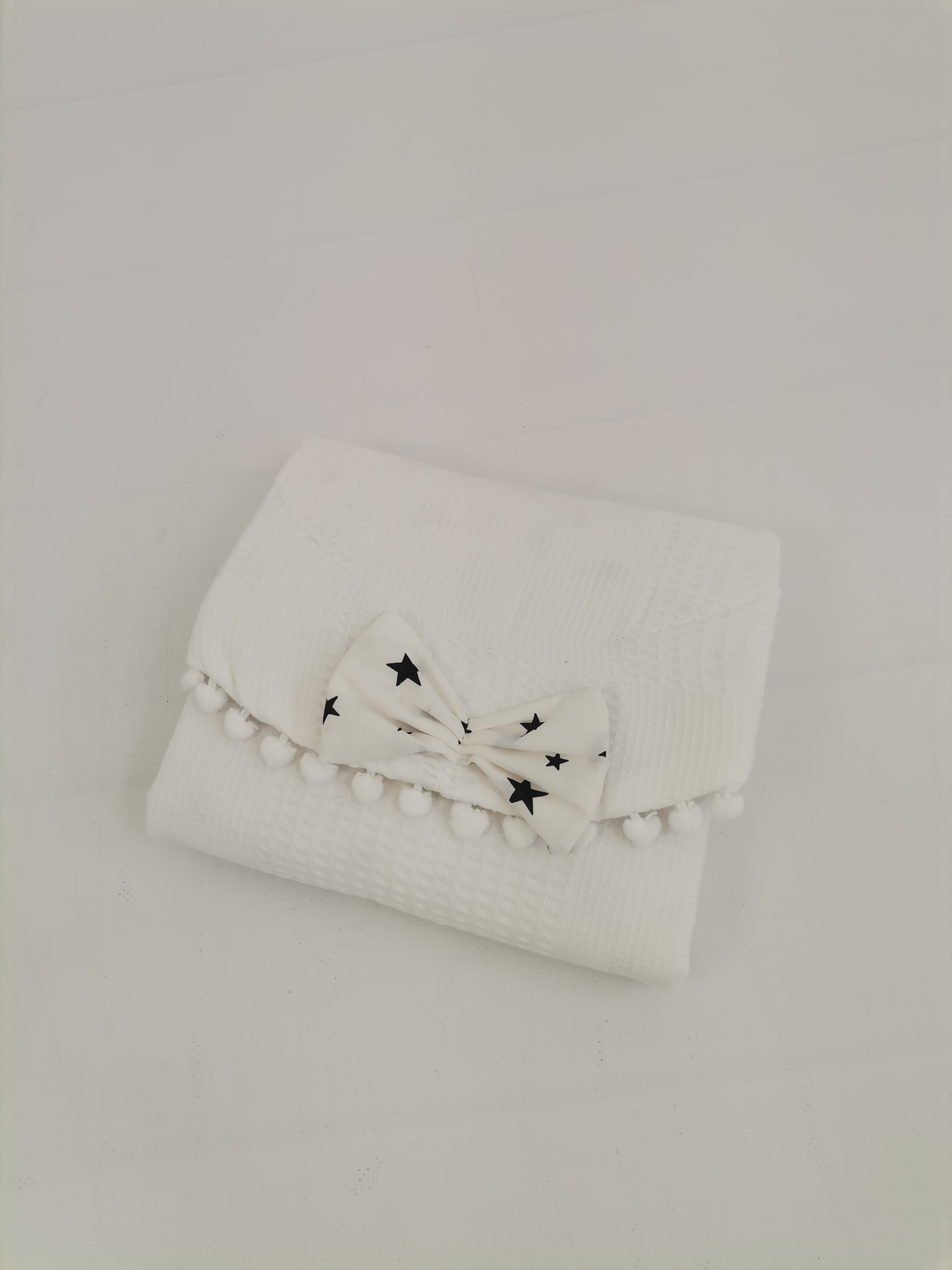 Alt açma matı beyaz waffle pike - beyaz üstü siyah yıldızlı poplin