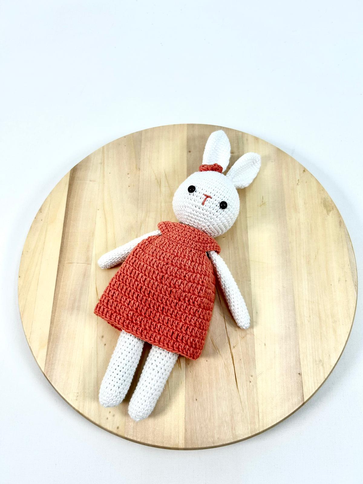 Amigurumi oyuncak beyaz turuncu tavşancık