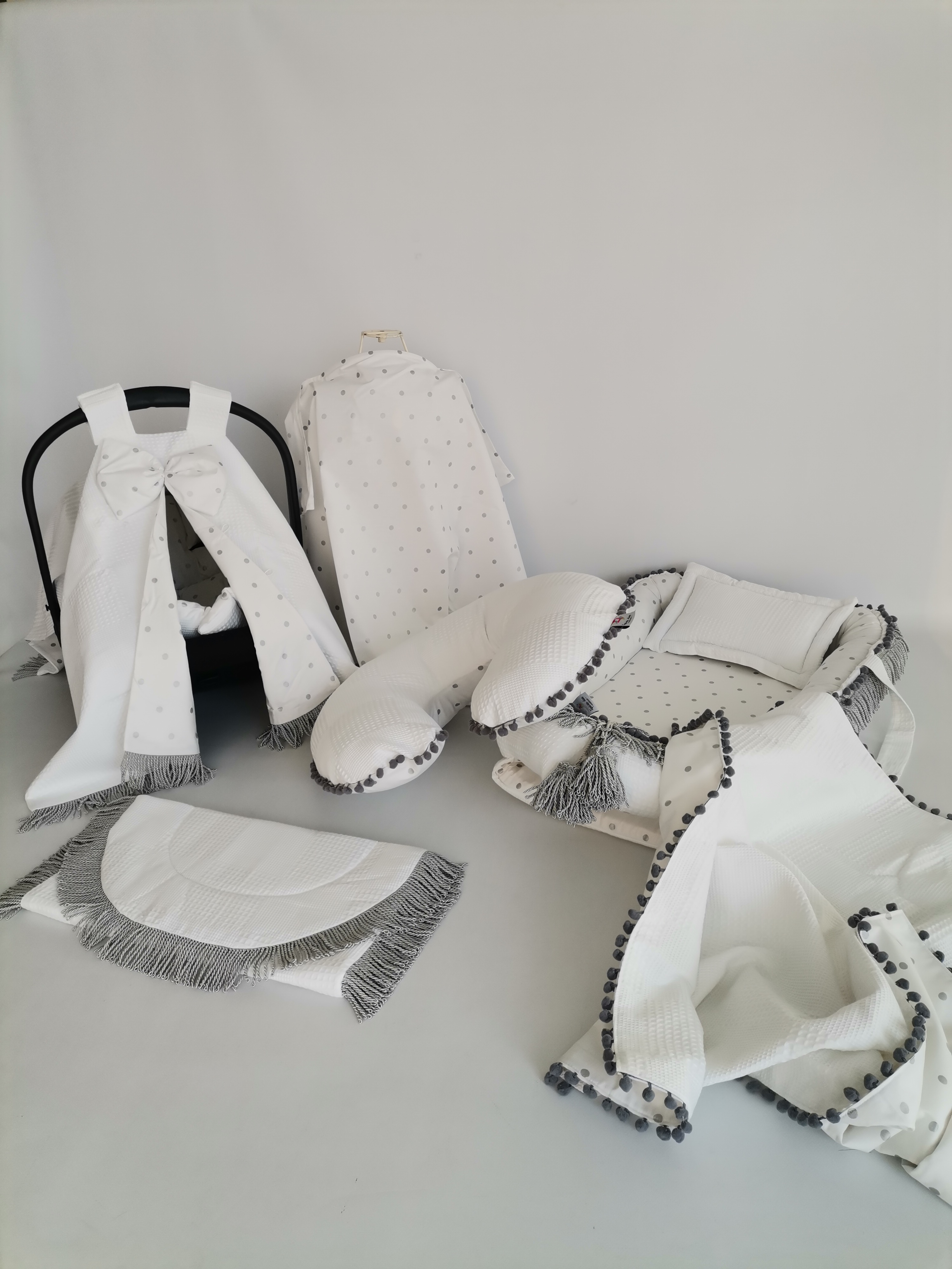 Babynest 8'li gri püsküllü set beyaz waffle pike - gümüş puantiyeli poplin