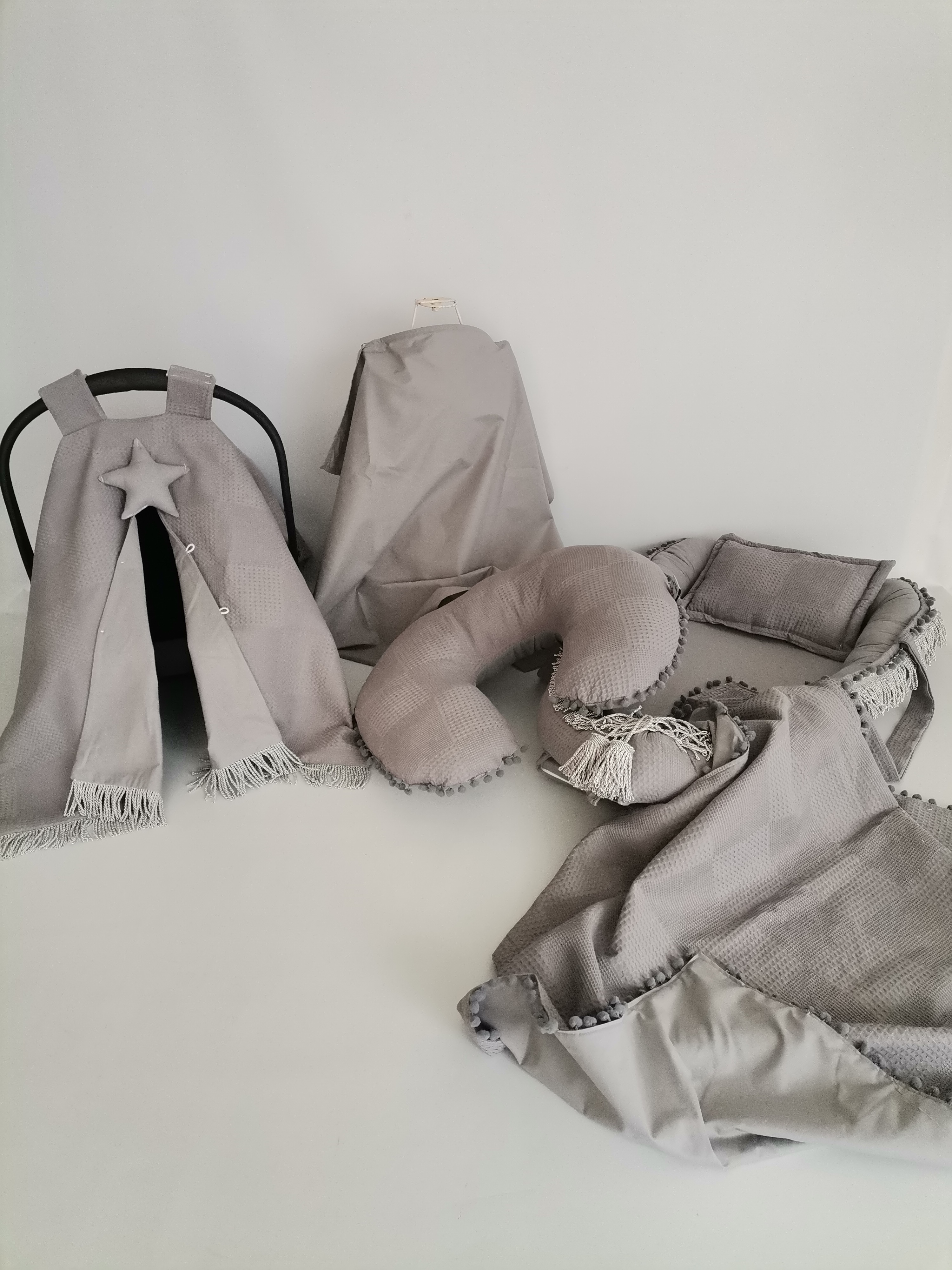 Babynest 8'li gri püsküllü set koyu gri waffle pike - gri poplin 