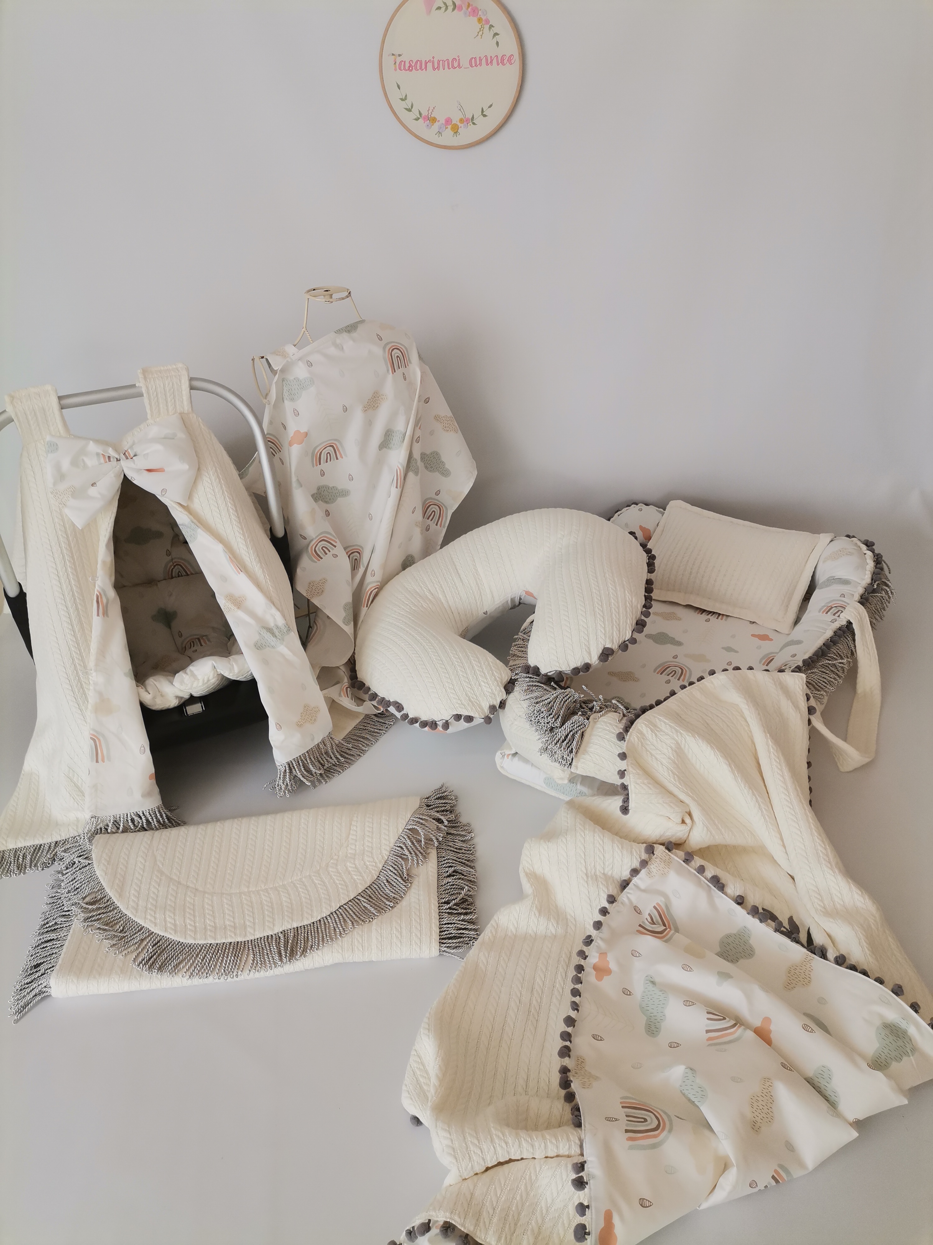 Babynest 8'li gri püsküllü set krem örgü pike - gökkuşaklı poplin