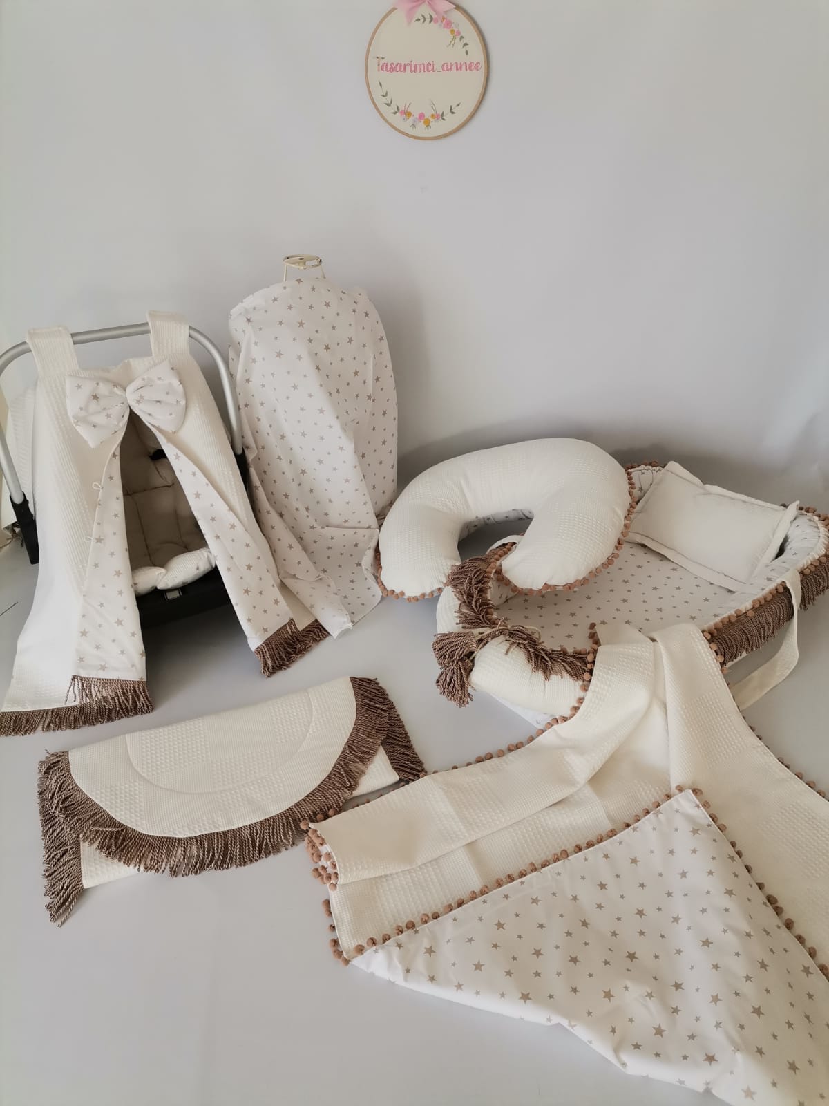 Babynest 8'li kahverengi  püsküllü set krem waffle pike - bej yıldızlı poplin