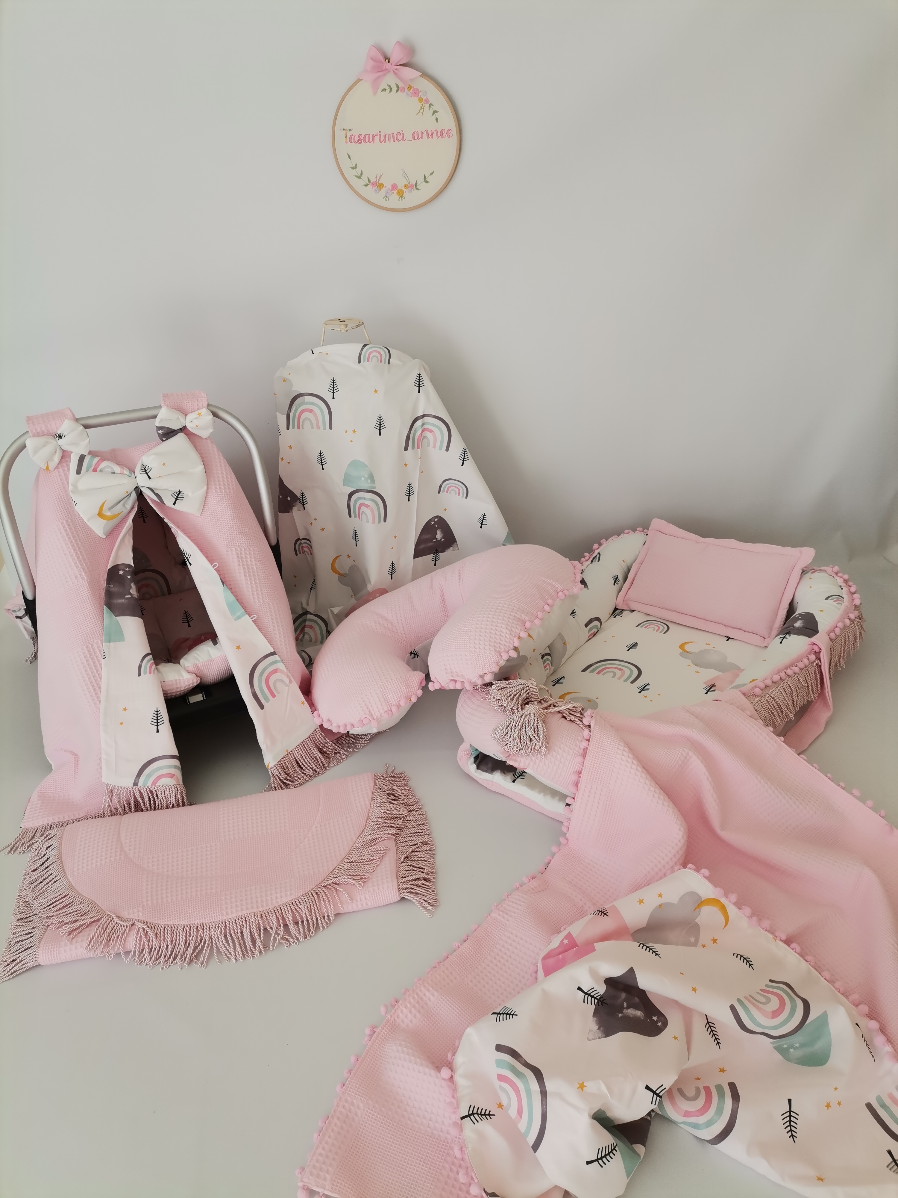 Babynest 8'li pembe püsküllü set pembe waffle pike - yeni gökkuşaklı poplin