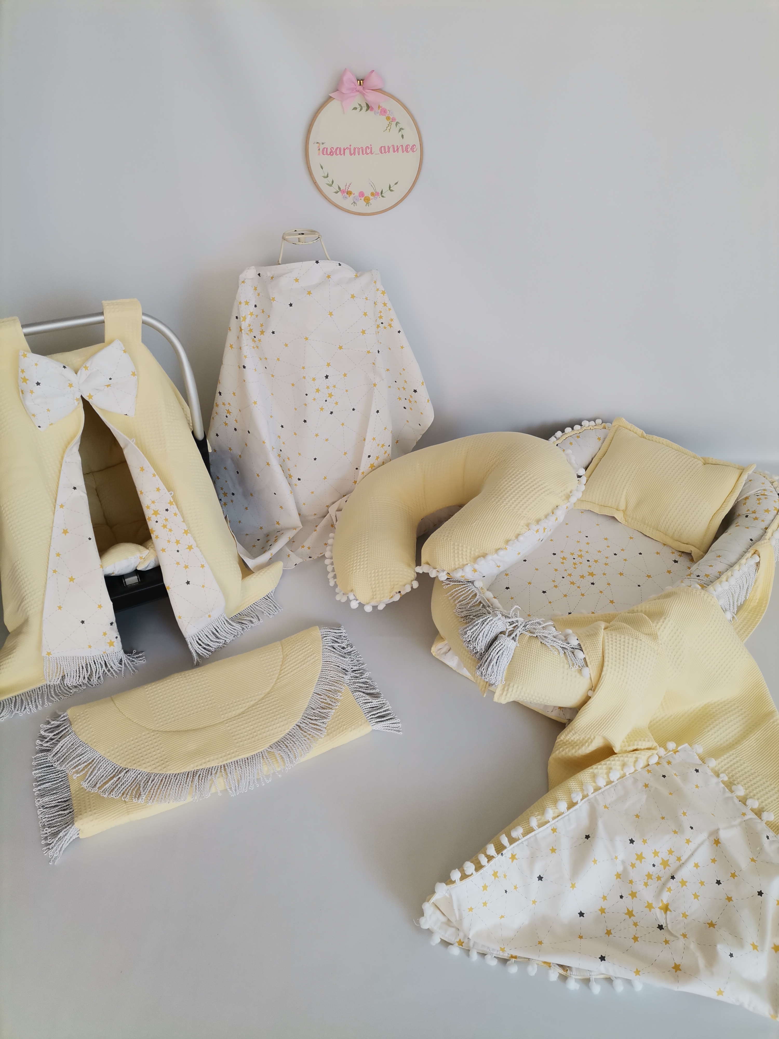 BABYNEST 7'Lİ PÜSKÜLLÜ SET SARI PİKE - BEYAZ ÜSTÜ SARI SAMANYOLU YILDIZLI POPLİN