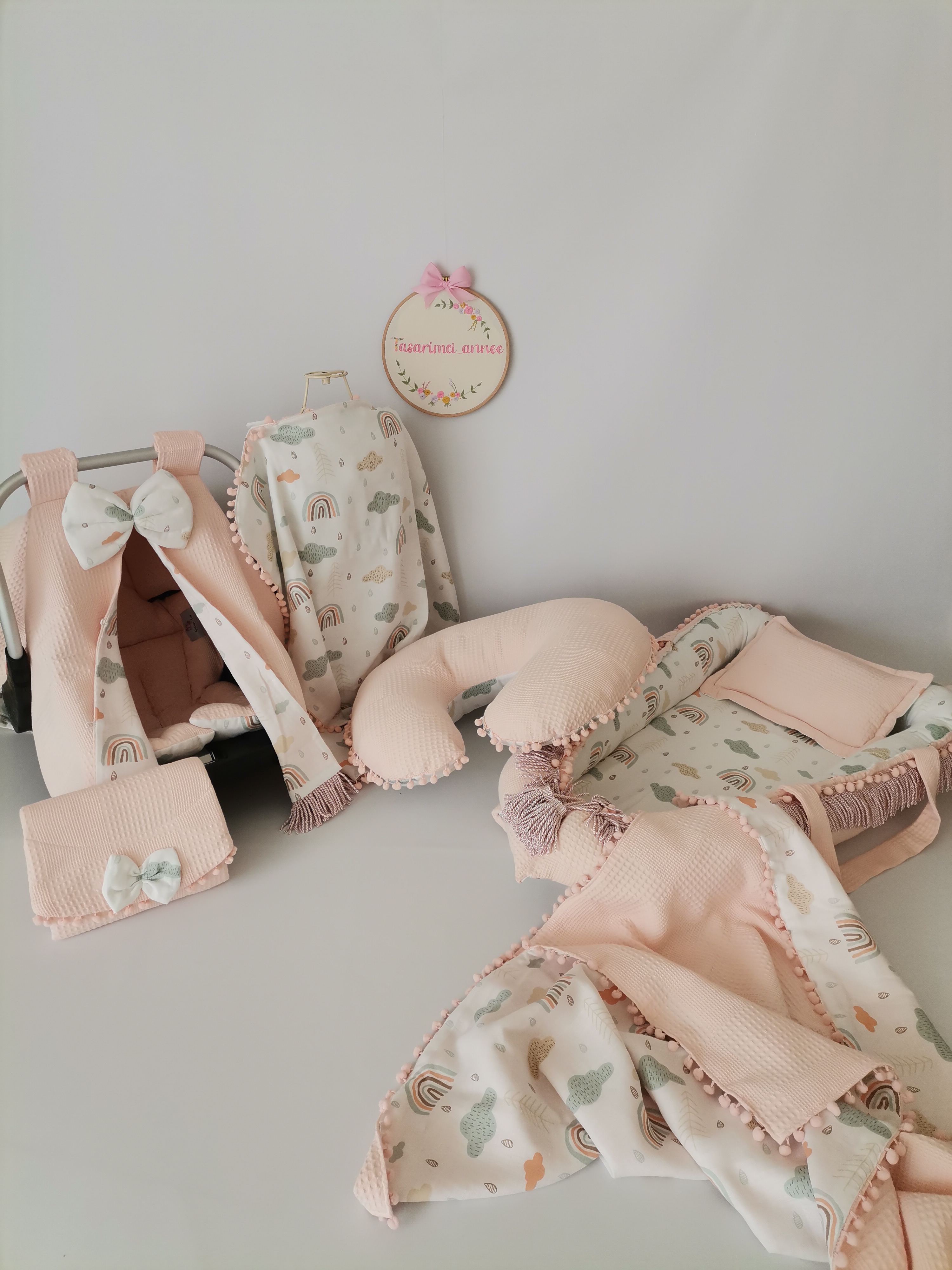 Babynest 8'li pembe püsküllü set somon waffle pike - gökkuşaklı müslin