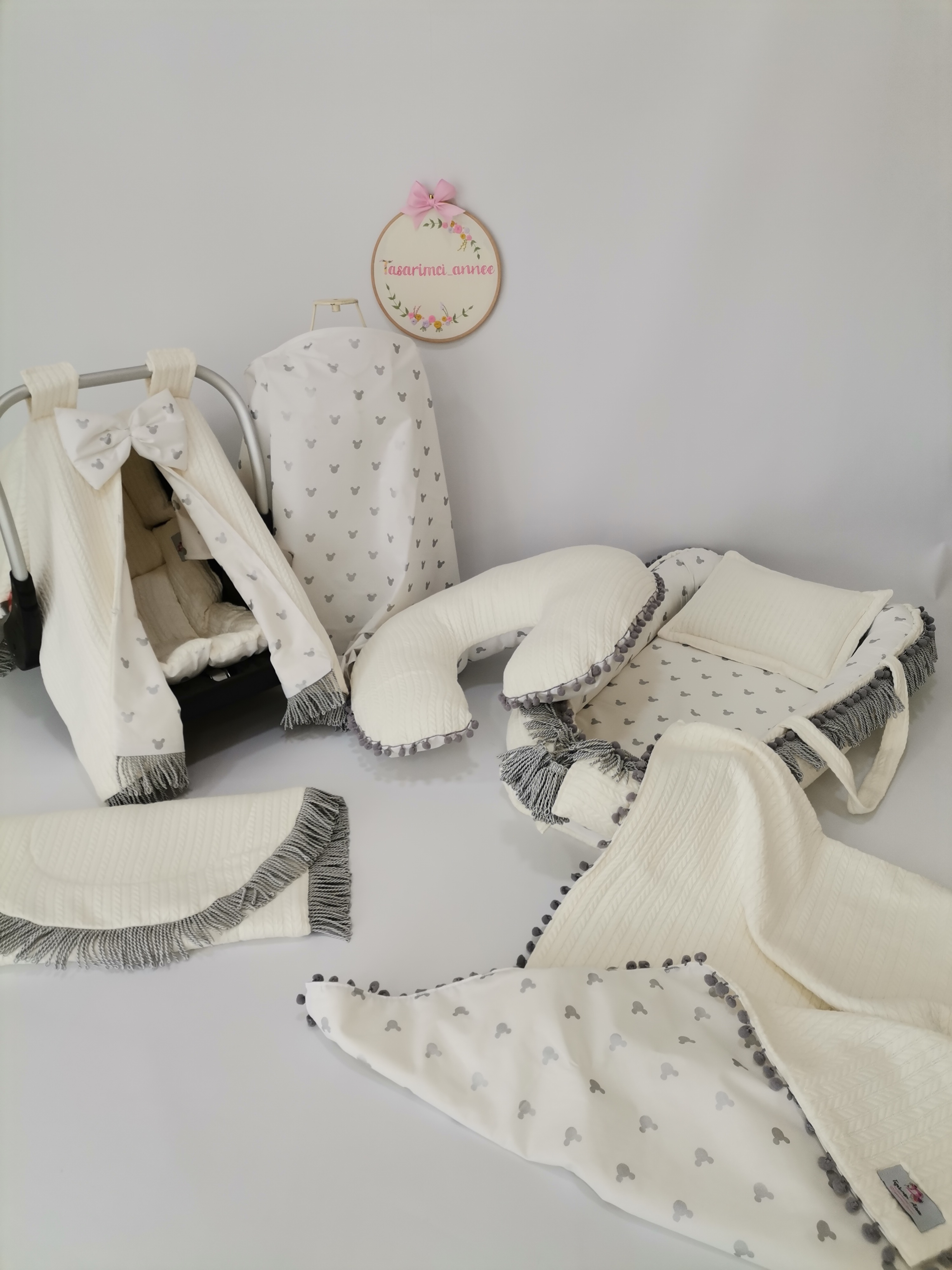 Babynest 8'li gri püsküllü set krem örgü pike - gümüş mickeyli poplin