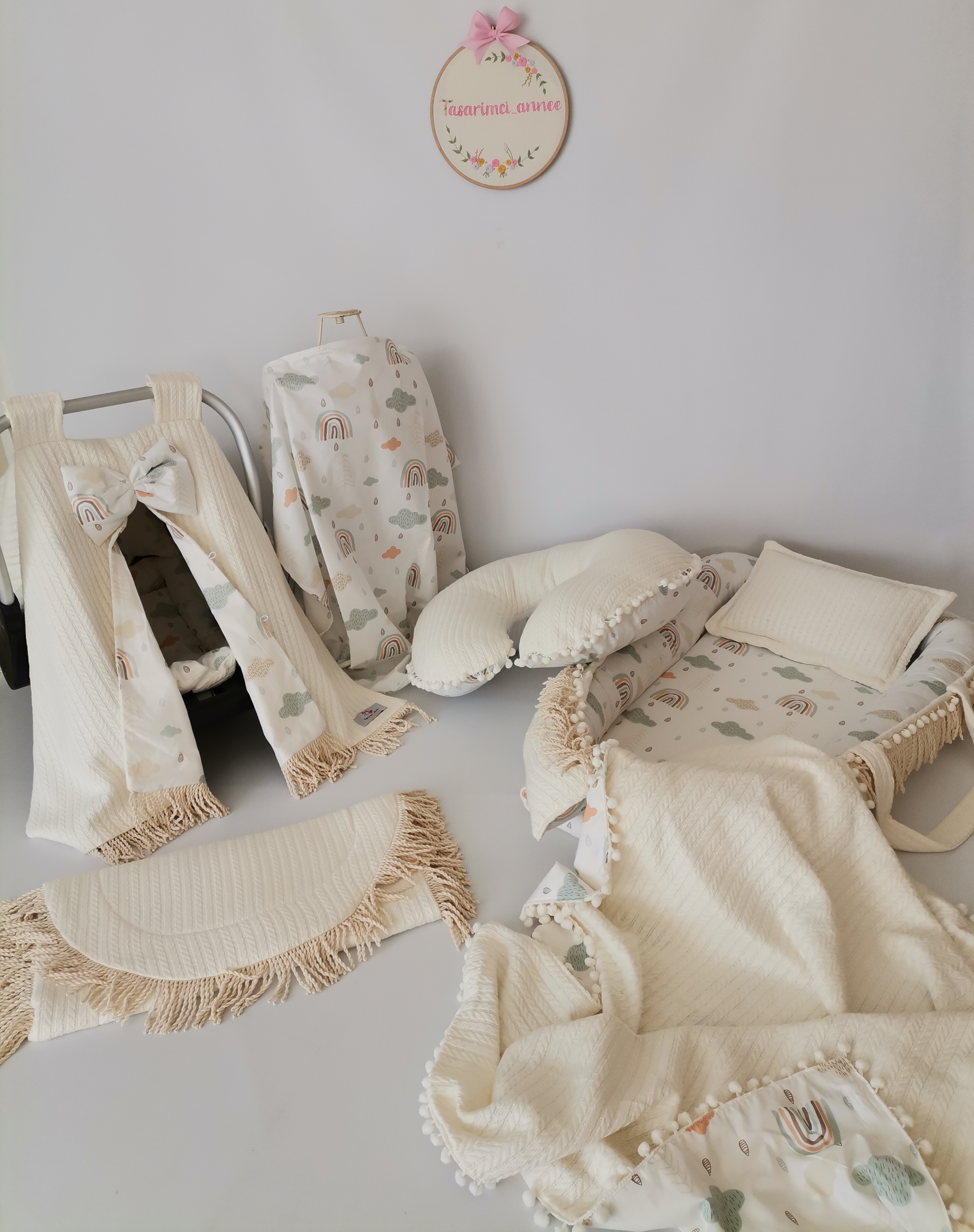 Babynest 8'li püsküllü set krem örgü pike - gökkuşaklı poplin
