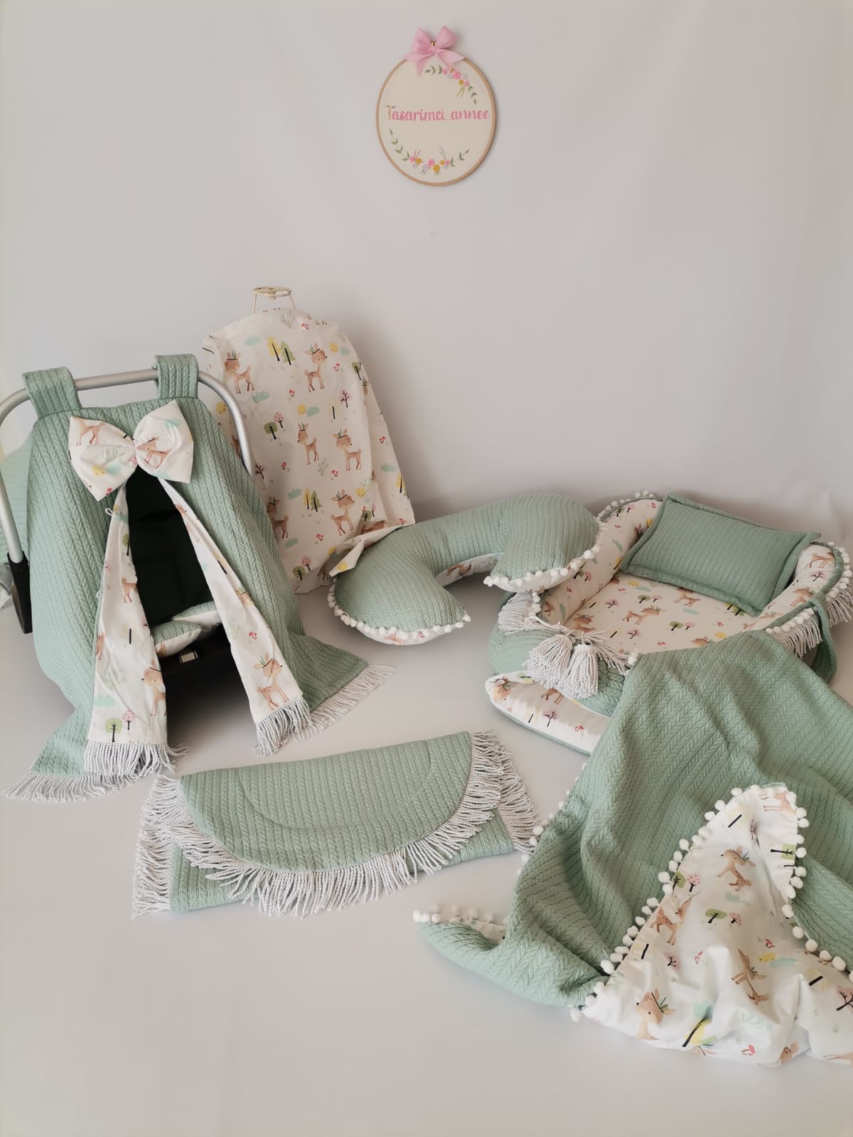Babynest 8'li  beyaz püsküllü set yeşil örgü pike - karacalı poplin