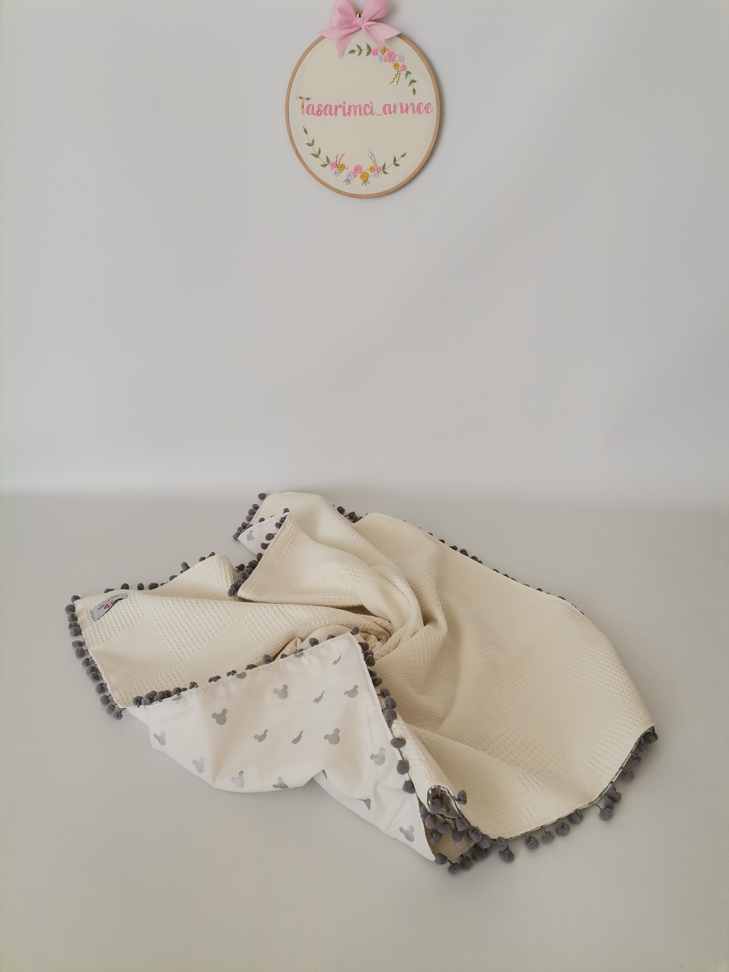 Battaniye krem waffle pike - gümüş mickeyli poplin gri ponponlu