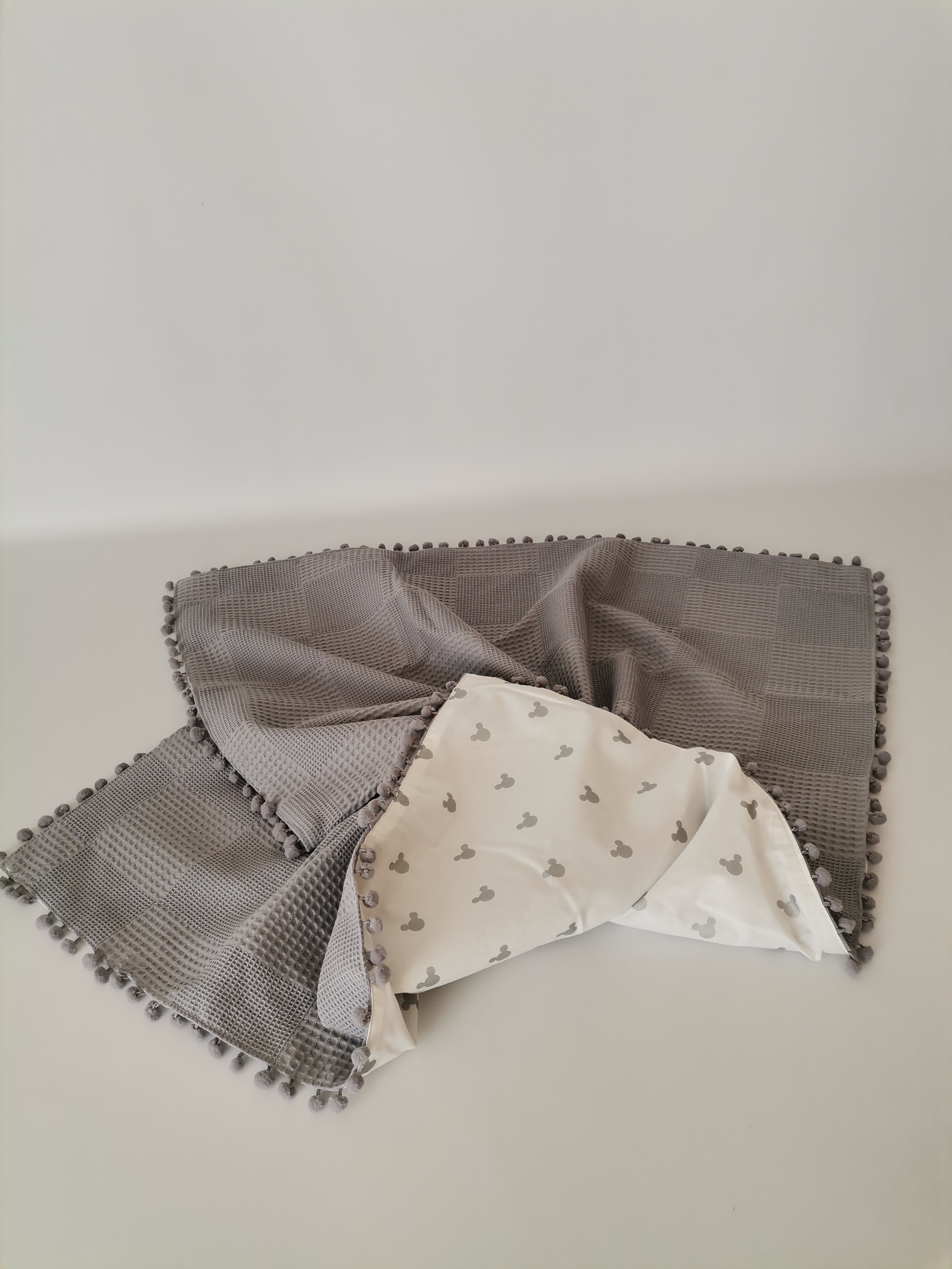 Battaniye koyu gri waffle pike - gümüş mickeyli poplin