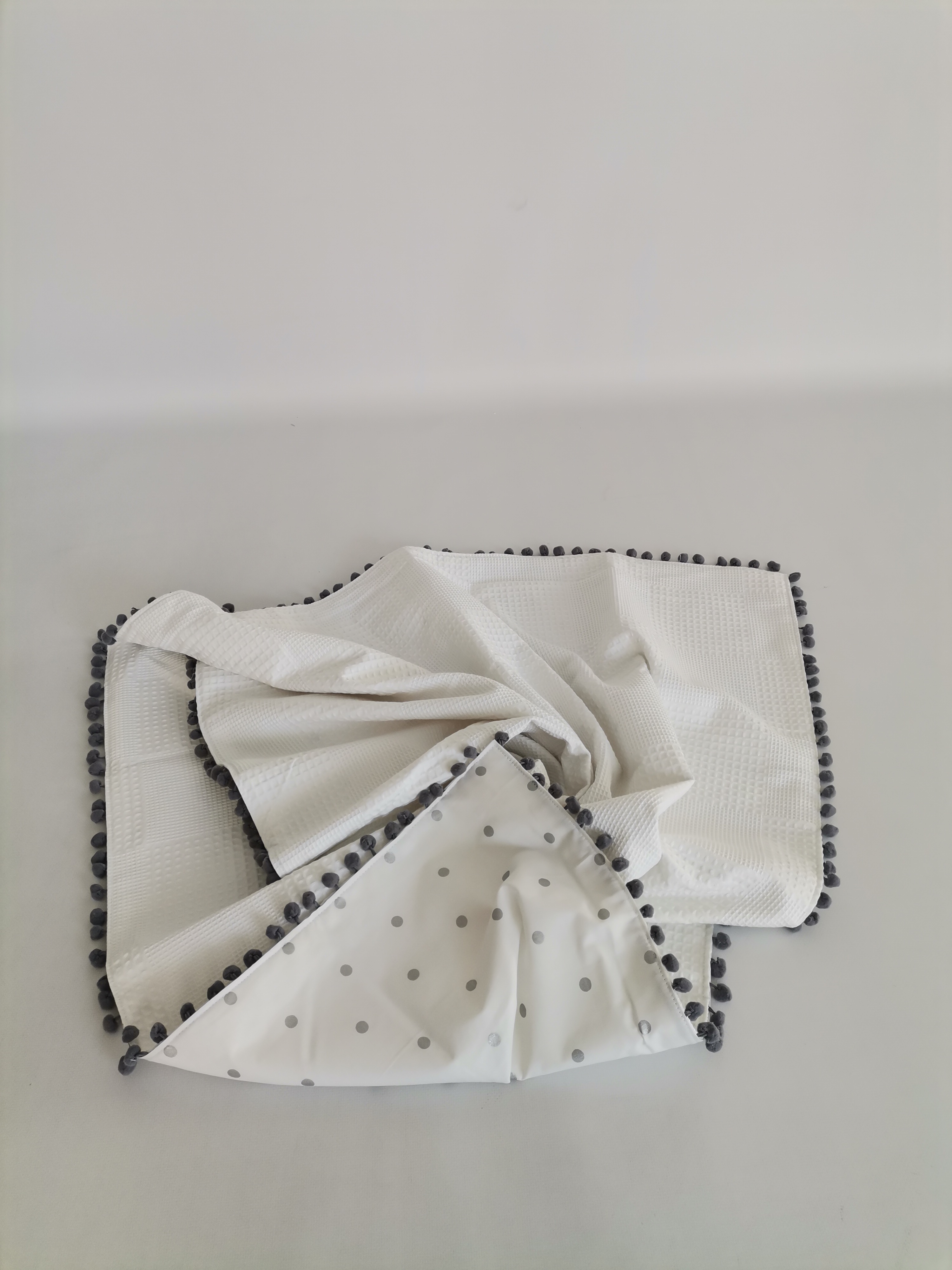 Battaniye beyaz waffle pike - gümüş puantiyeli poplin gri ponponlu
