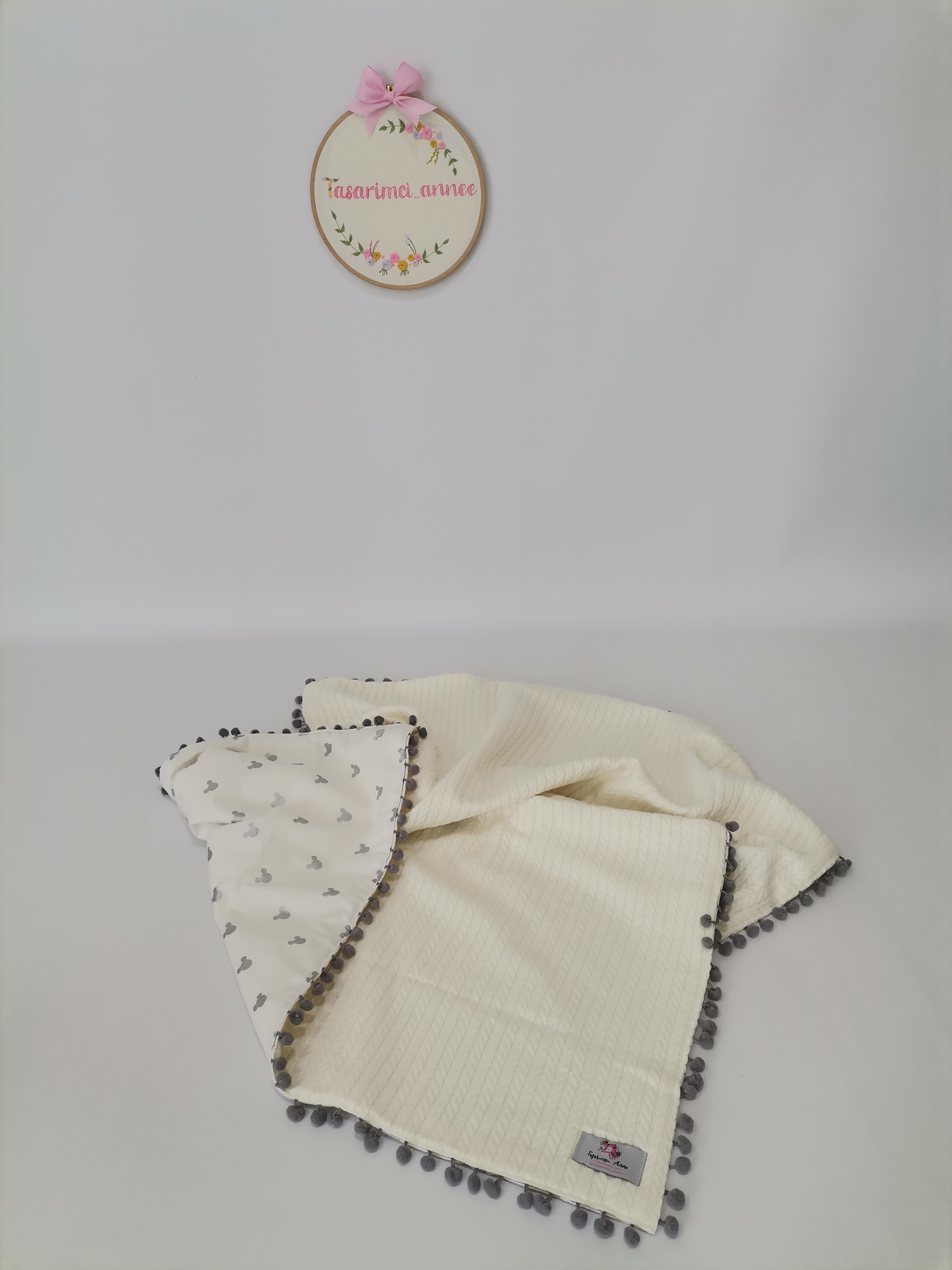 Battaniye krem örgü pike - gümüş mickeyli poplin 