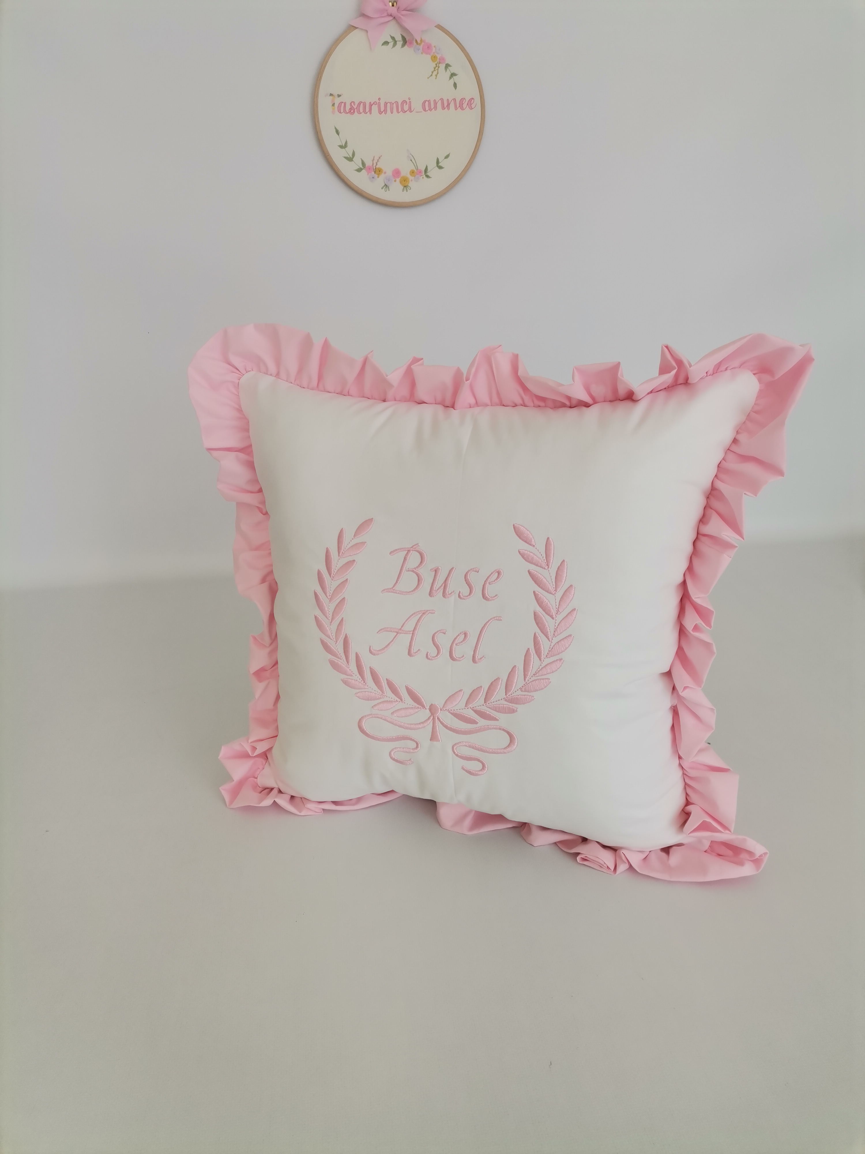 BEYAZ POPLİN - PEMBE FIRFIRLI FİYONKLU YASTIK 