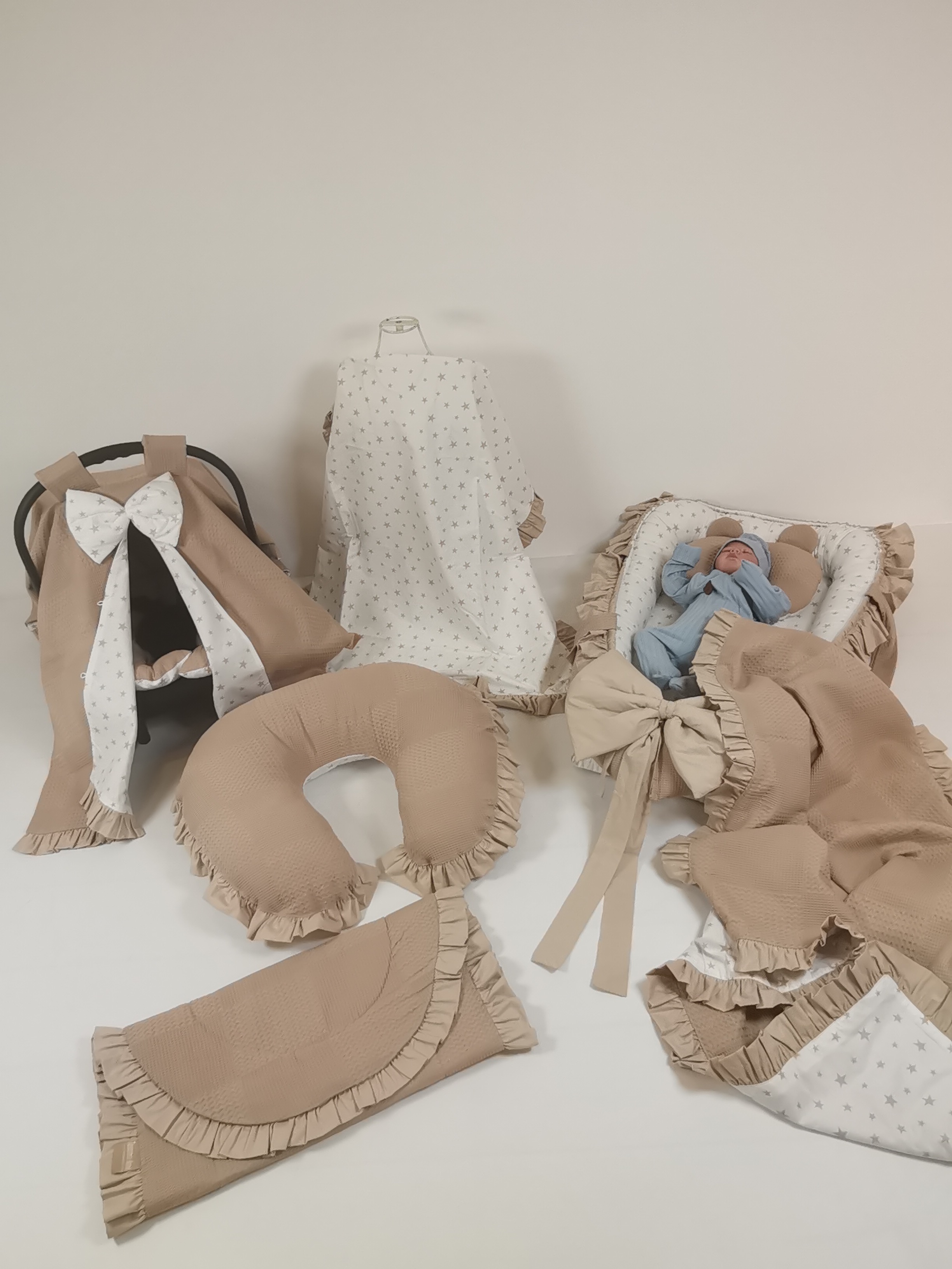 Babynest 8'li fırfırlı set bej waffle pike - beyaz üstü bej yıldızlı poplin