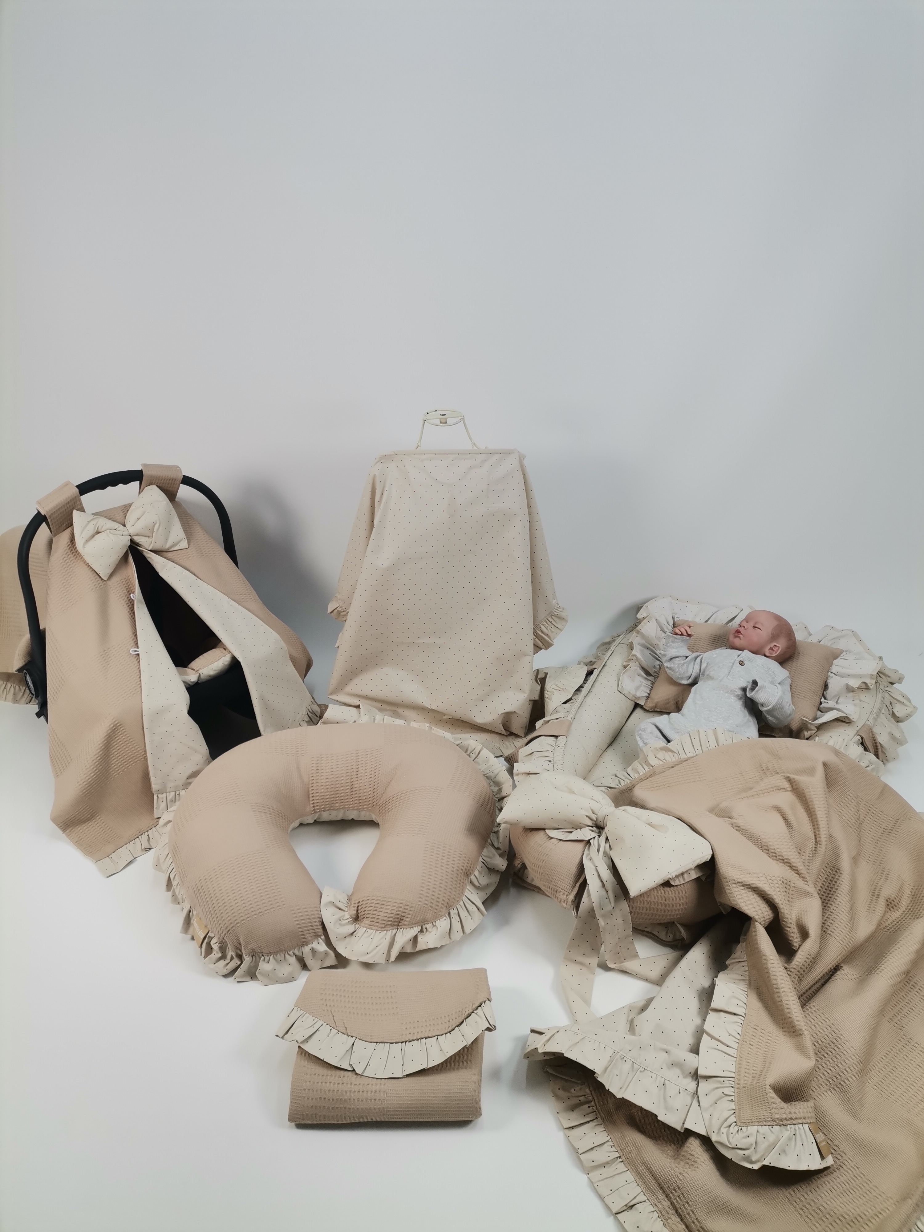 Babynest 8'li fırfırlı set bej waffle pike - bej zemin üstü kahve rengi puantiyeli poplin