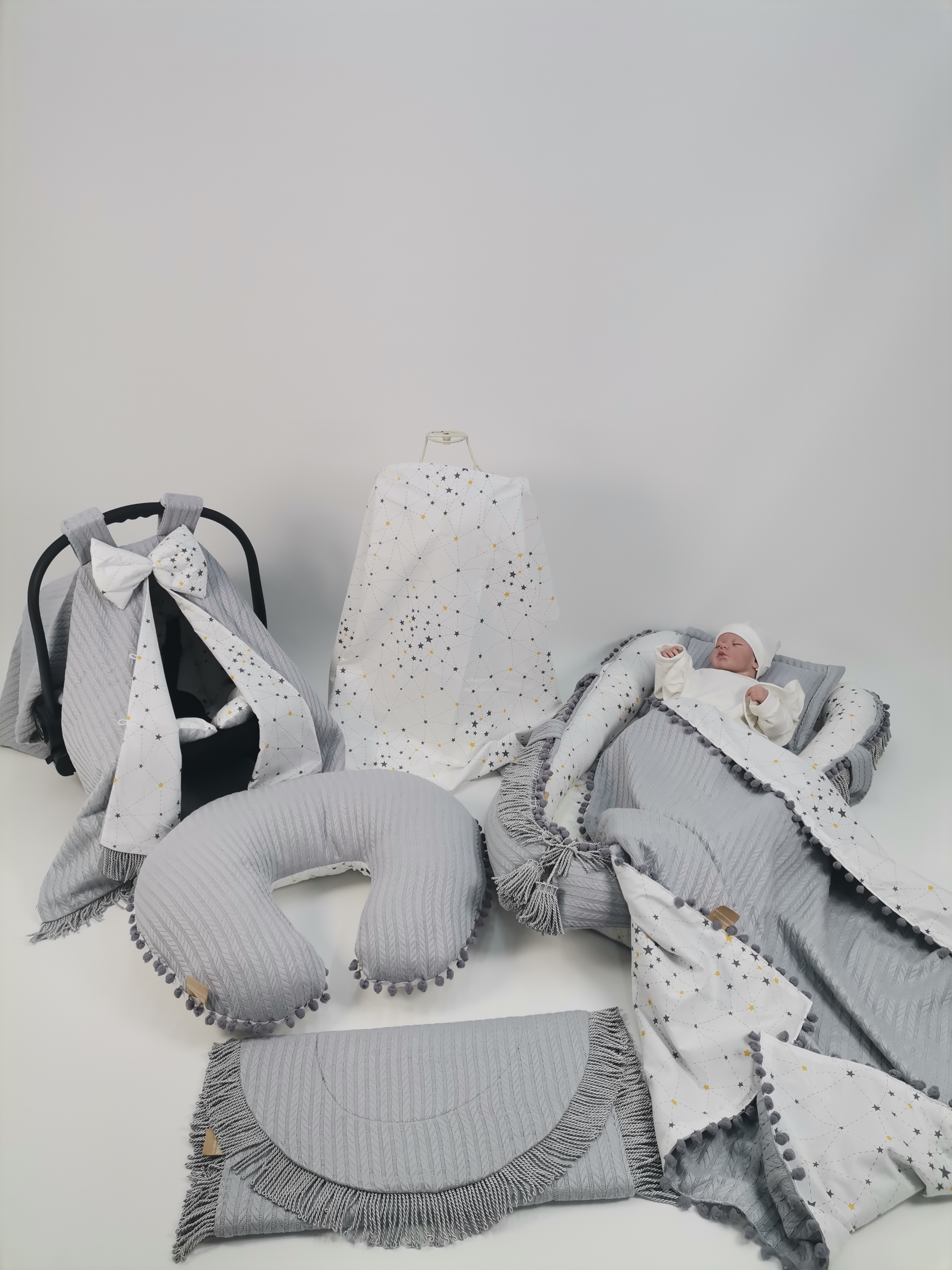 Babynest 8'li gri püsküllü set gri örgü pike - beyaz üstü gri samanyolu yıldızlı poplin