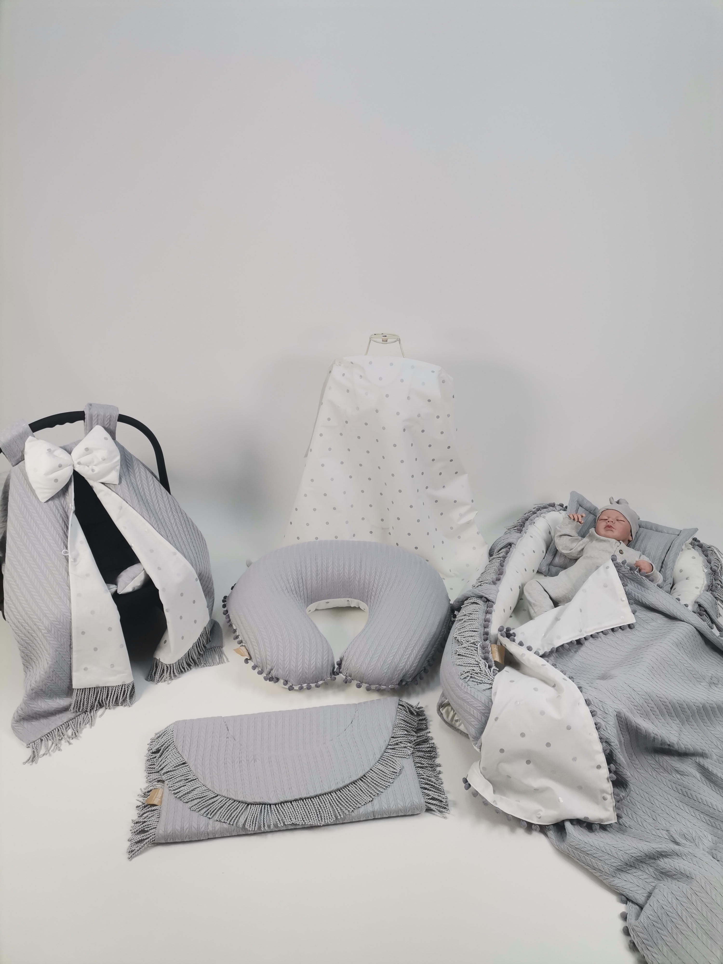 Babynest 8'li gri püsküllü set gri örgü pike - gümüş puantiyeli poplin