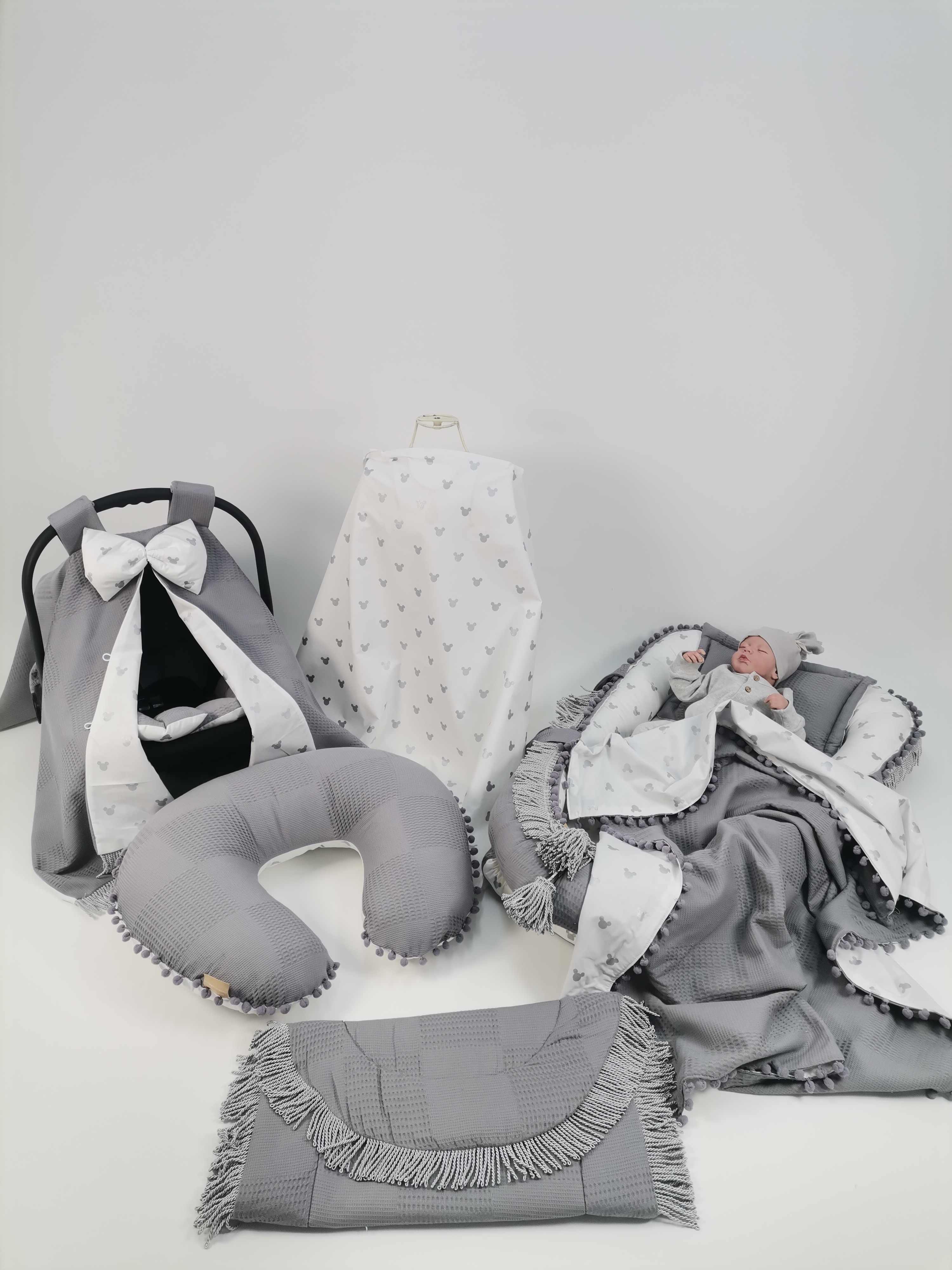 Babynest 8'li gri püsküllü set koyu gri waffle pike - gümüş mickeyli poplin