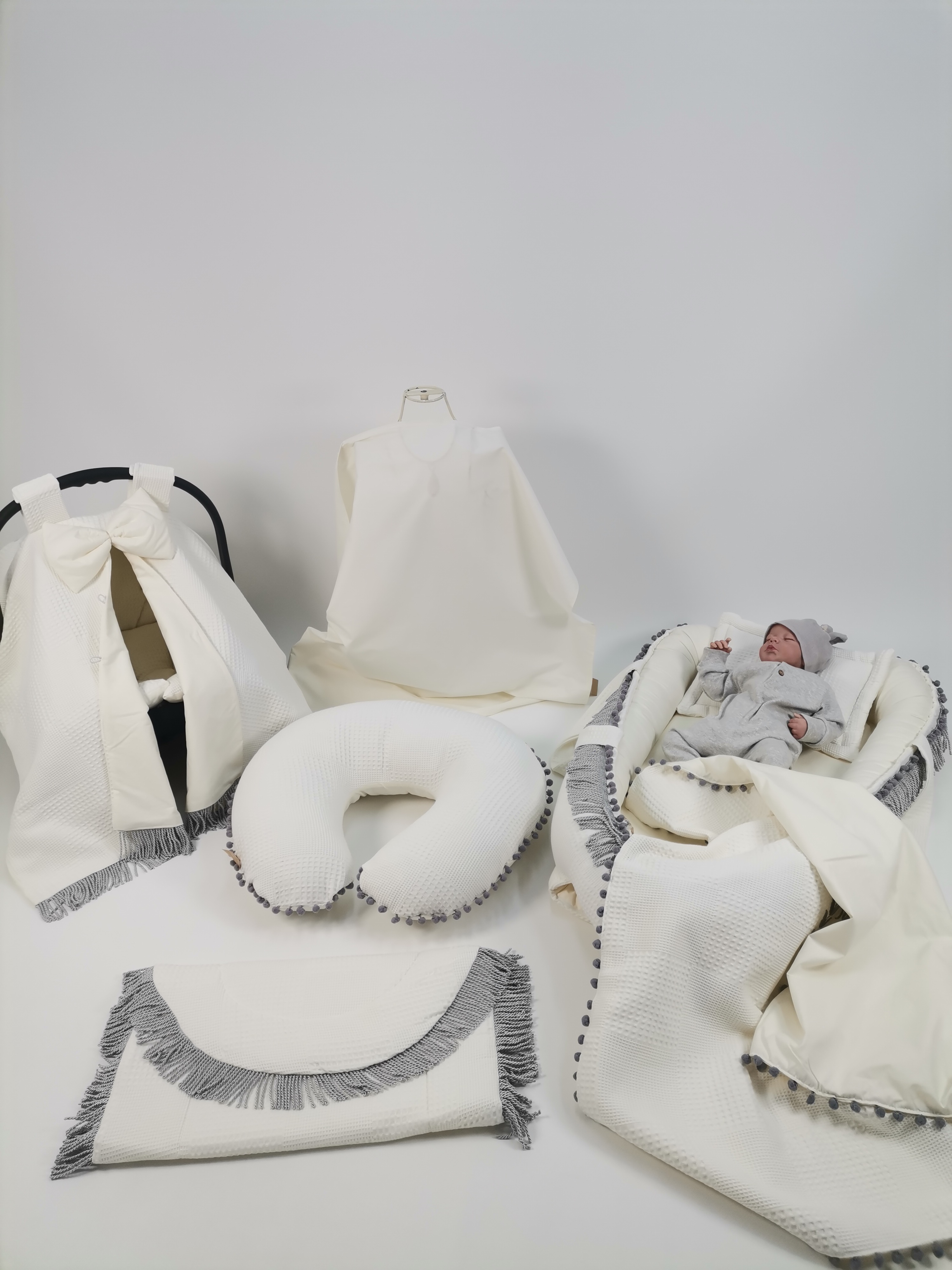 Babynest 8'li gri püsküllü set krem waffle pike - krem poplin