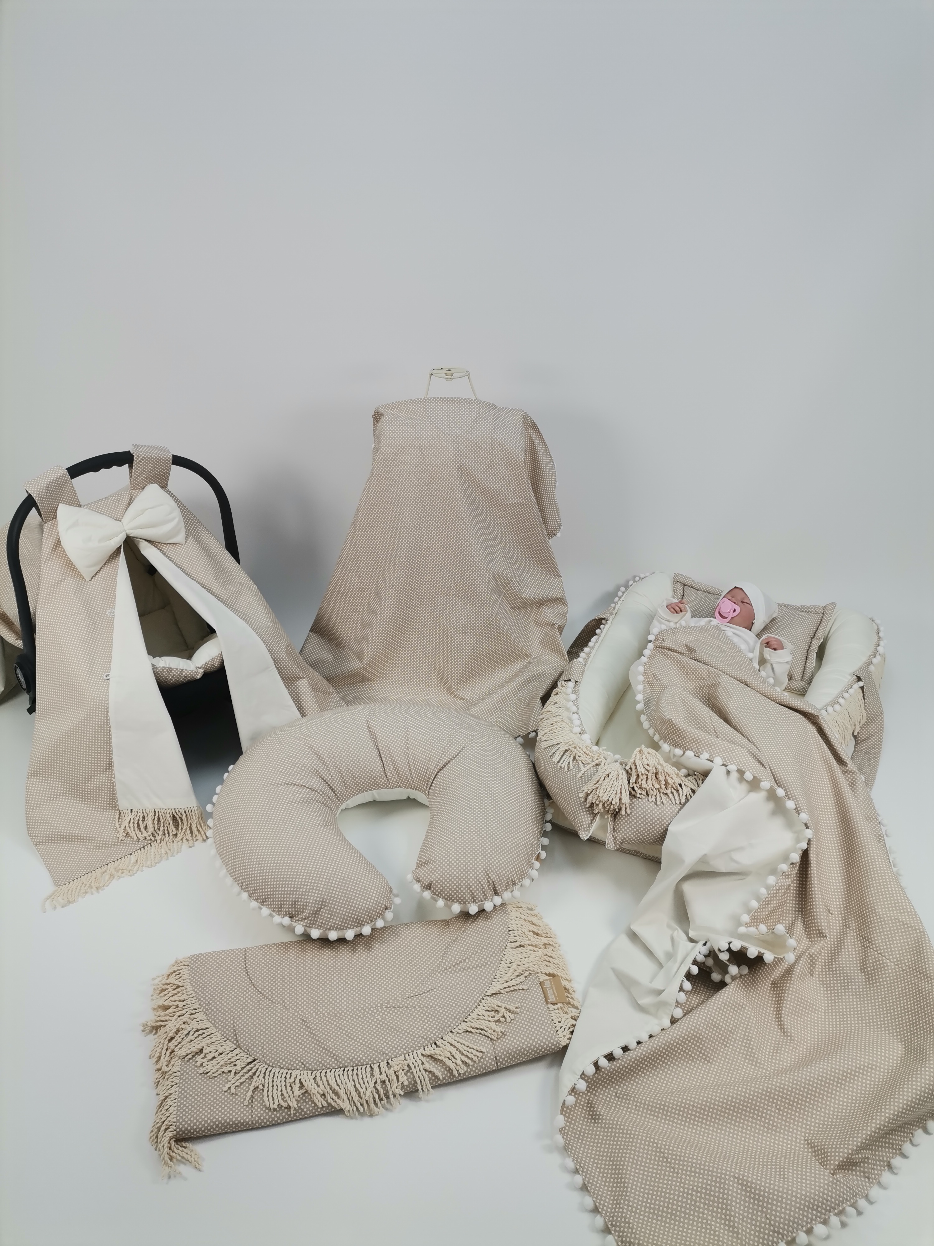 Babynest 8'li püsküllü set bej zemin üstü beyaz puantiyeli - krem poplin