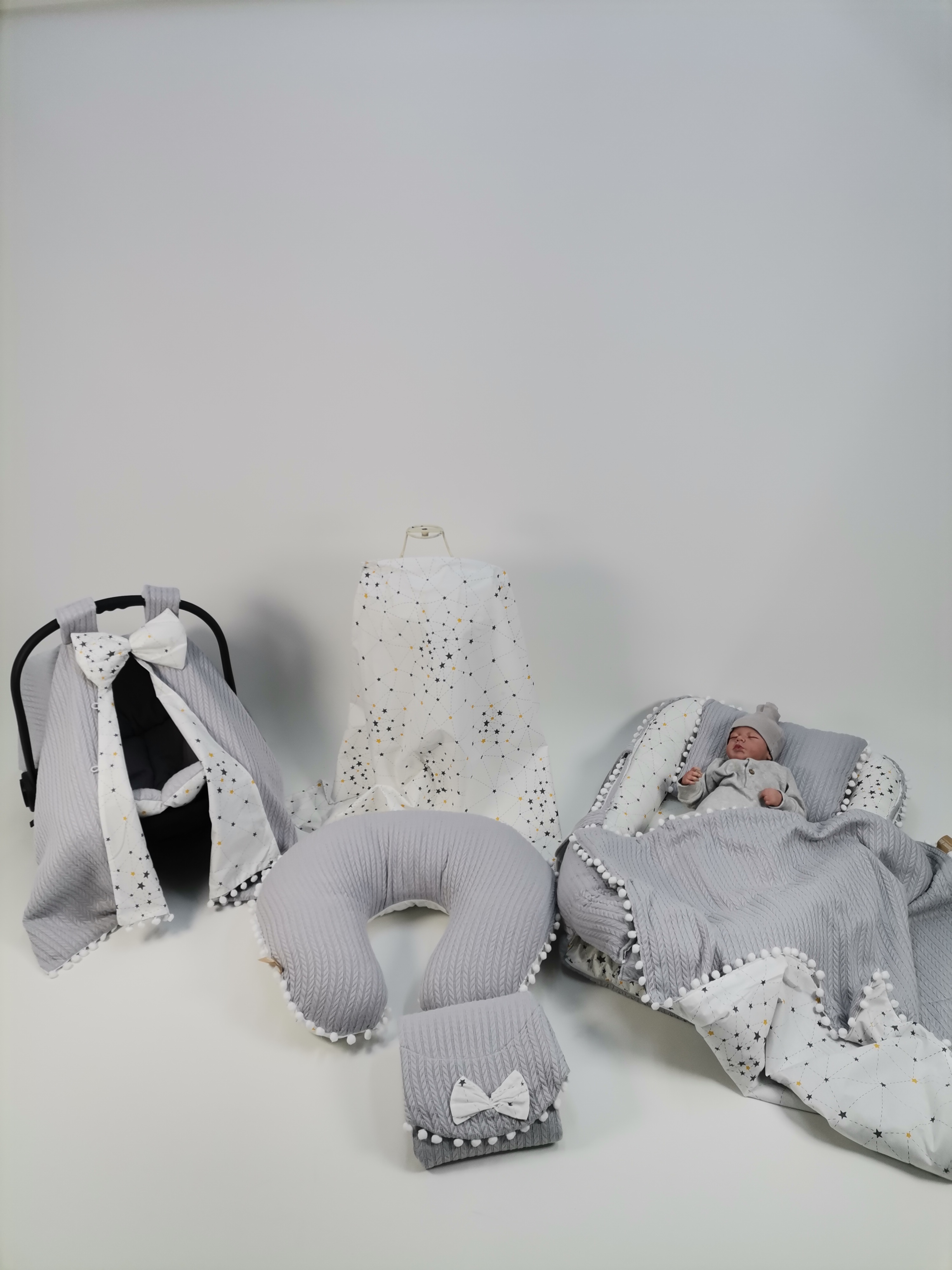 Babynest 8'li set gri örgü pike - beyaz üstü gri samanyolu yıldızlı poplin