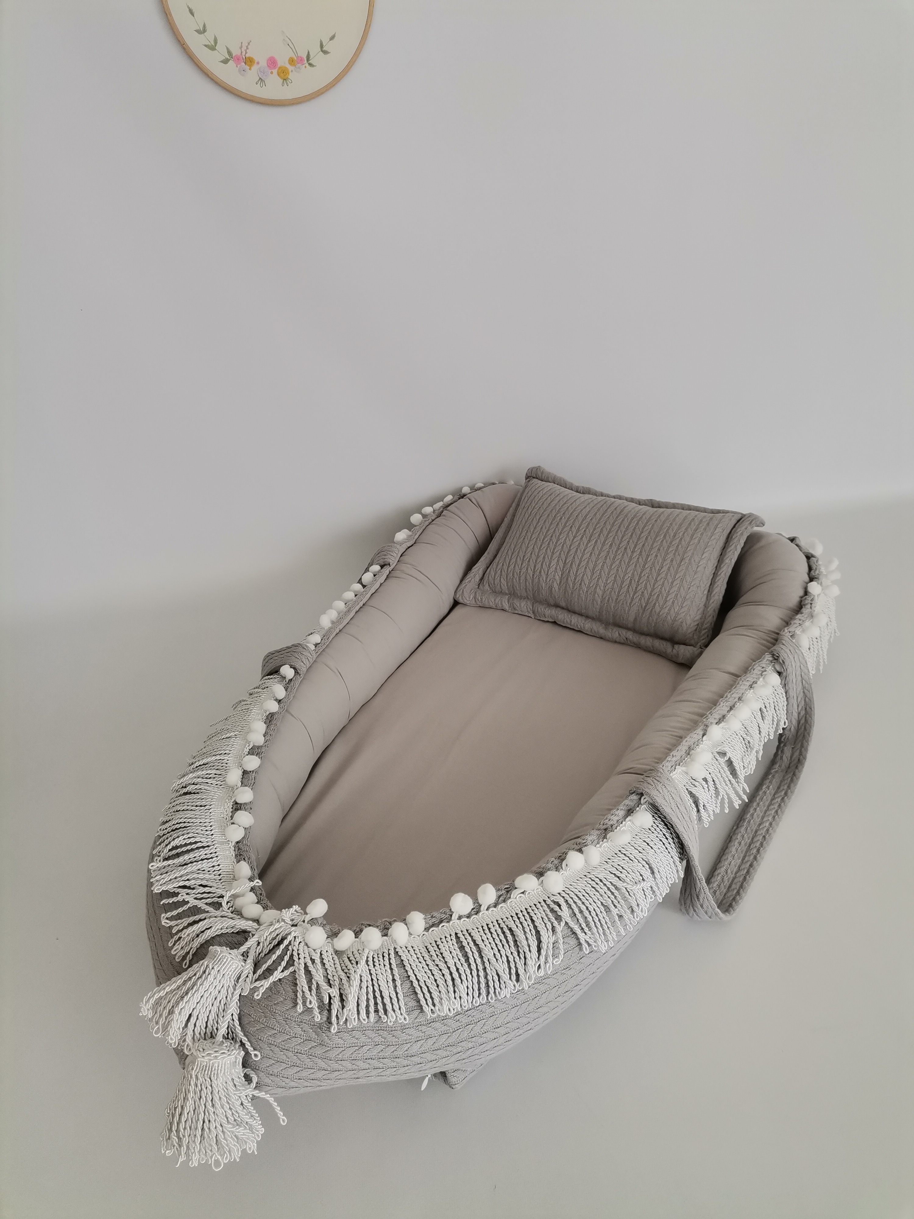 Babynest beyaz püsküllü gri örgü pike - gri poplin