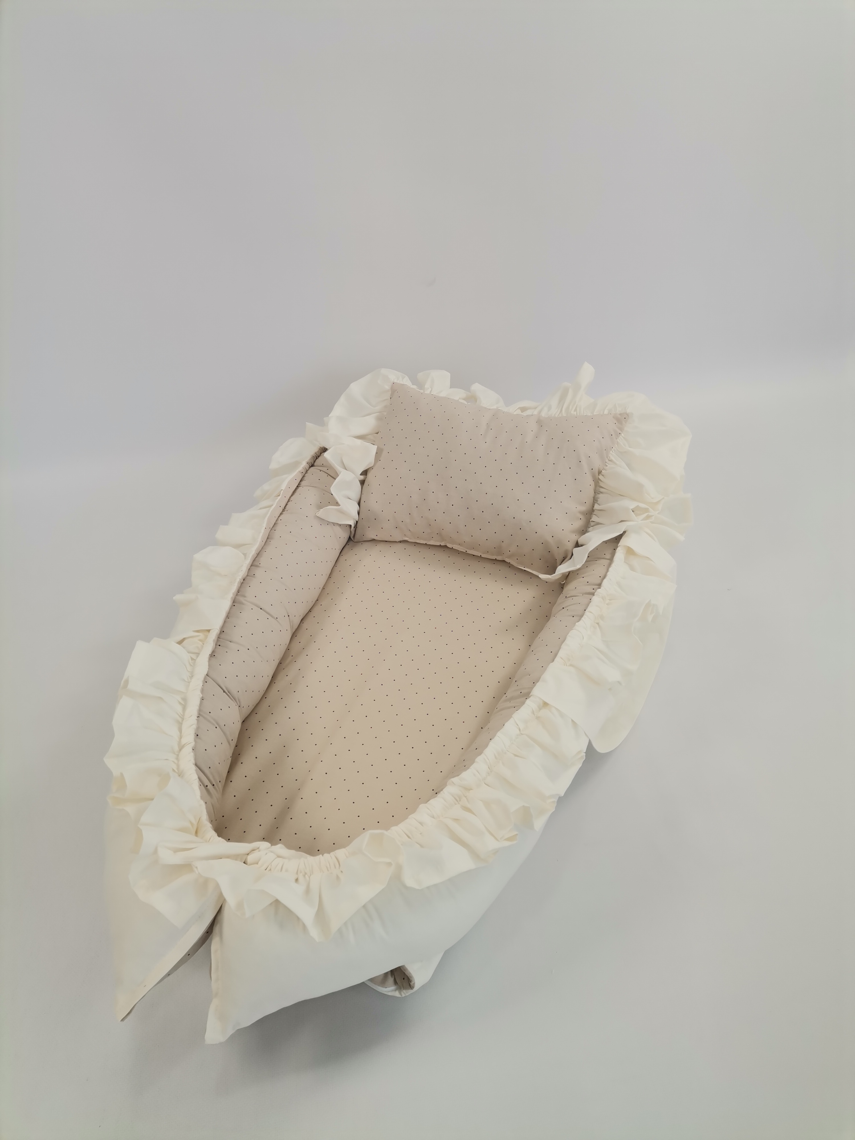 Babynest fırfırlı bej zemin üstü kahve rengi puantiyeli - krem poplin