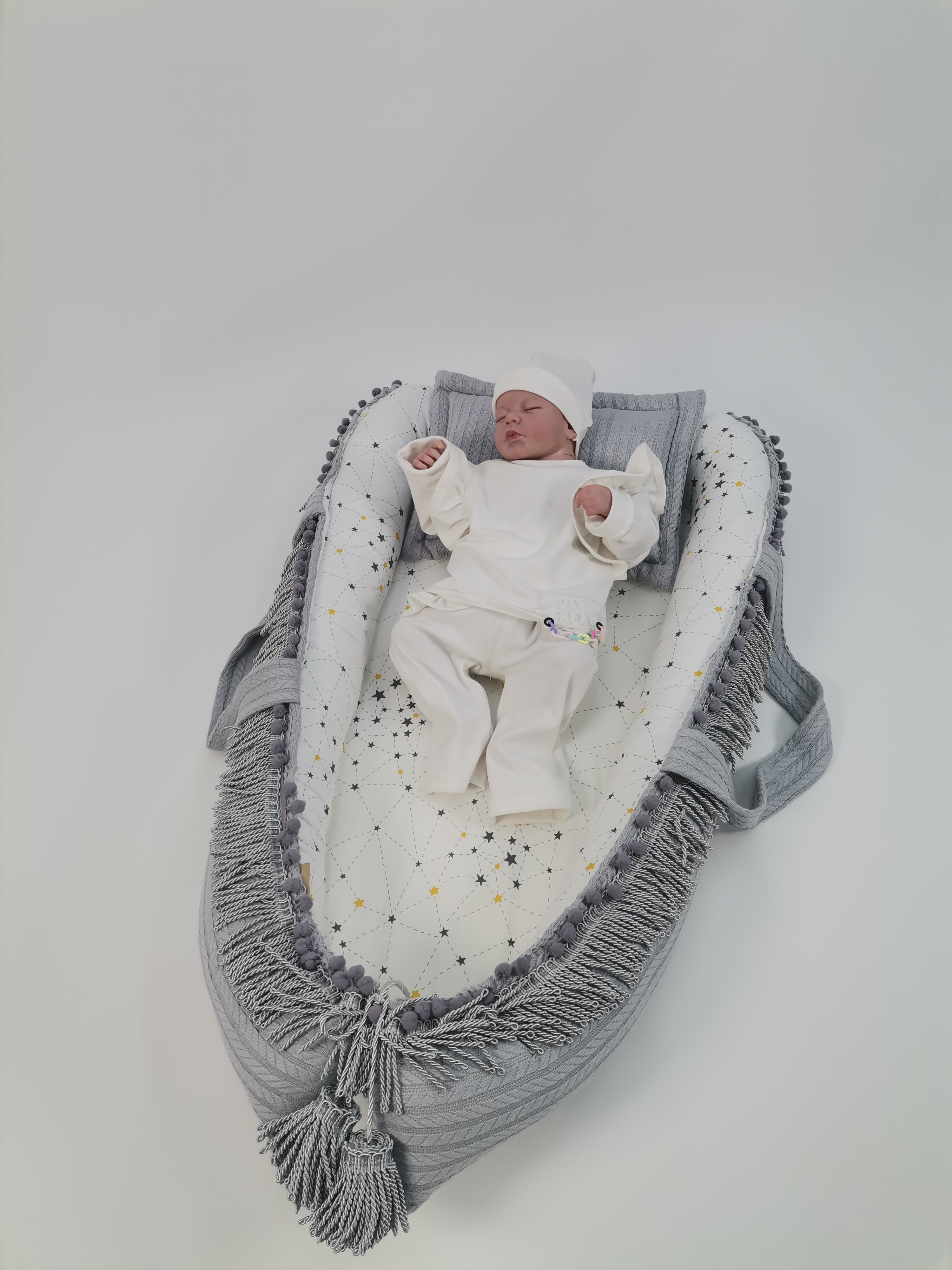 Babynest gri püsküllü gri örgü pike - beyaz üstü gri samanyolu yıldızlı poplin