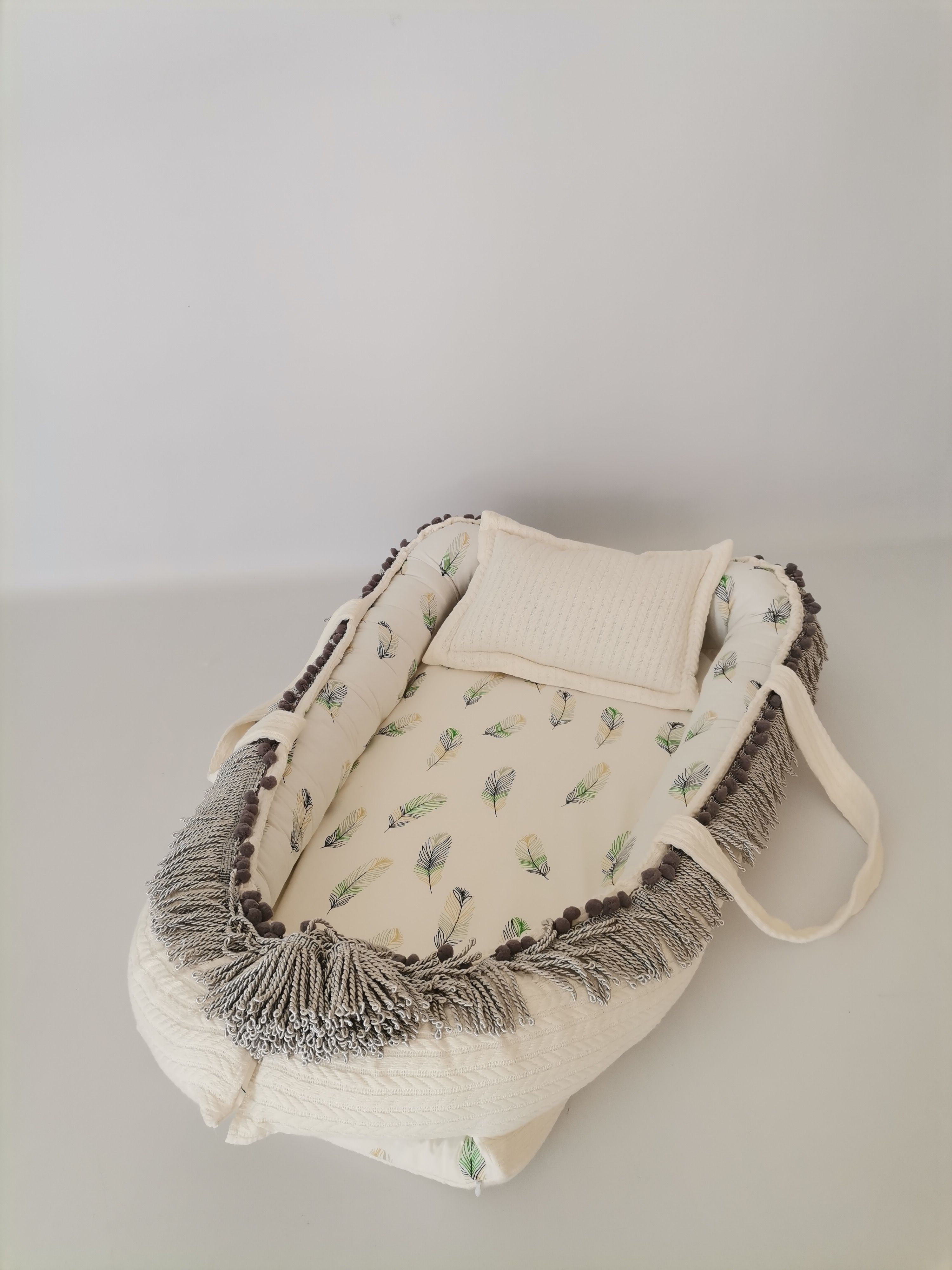 Babynest gri püsküllü krem örgü pike - yeşil tüylü poplin