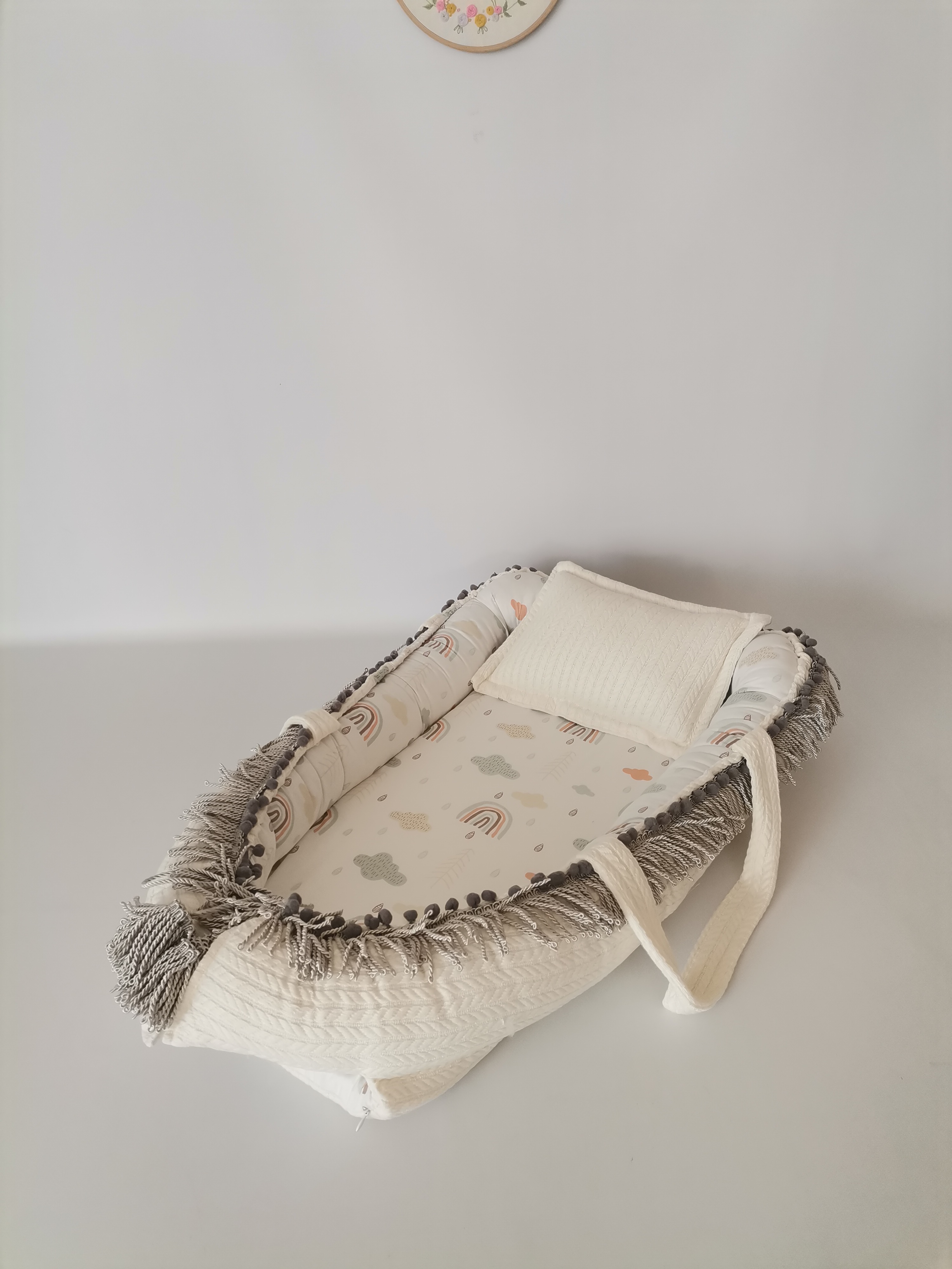 Babynest gri püsküllü krem örgü pike - gökkuşaklı poplin