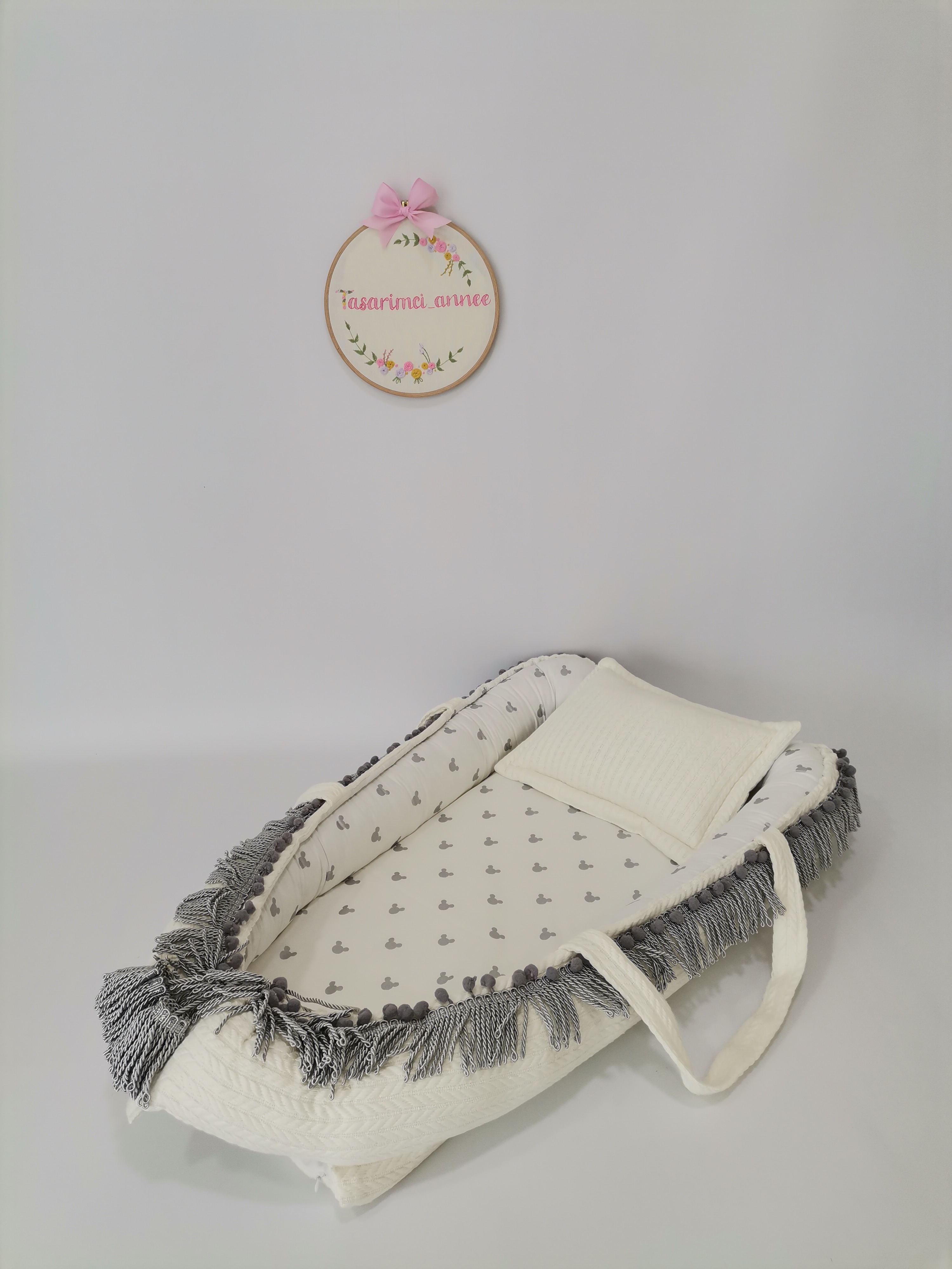 Babynest gri püsküllü krem örgü pike - gümüş mickeyli poplin