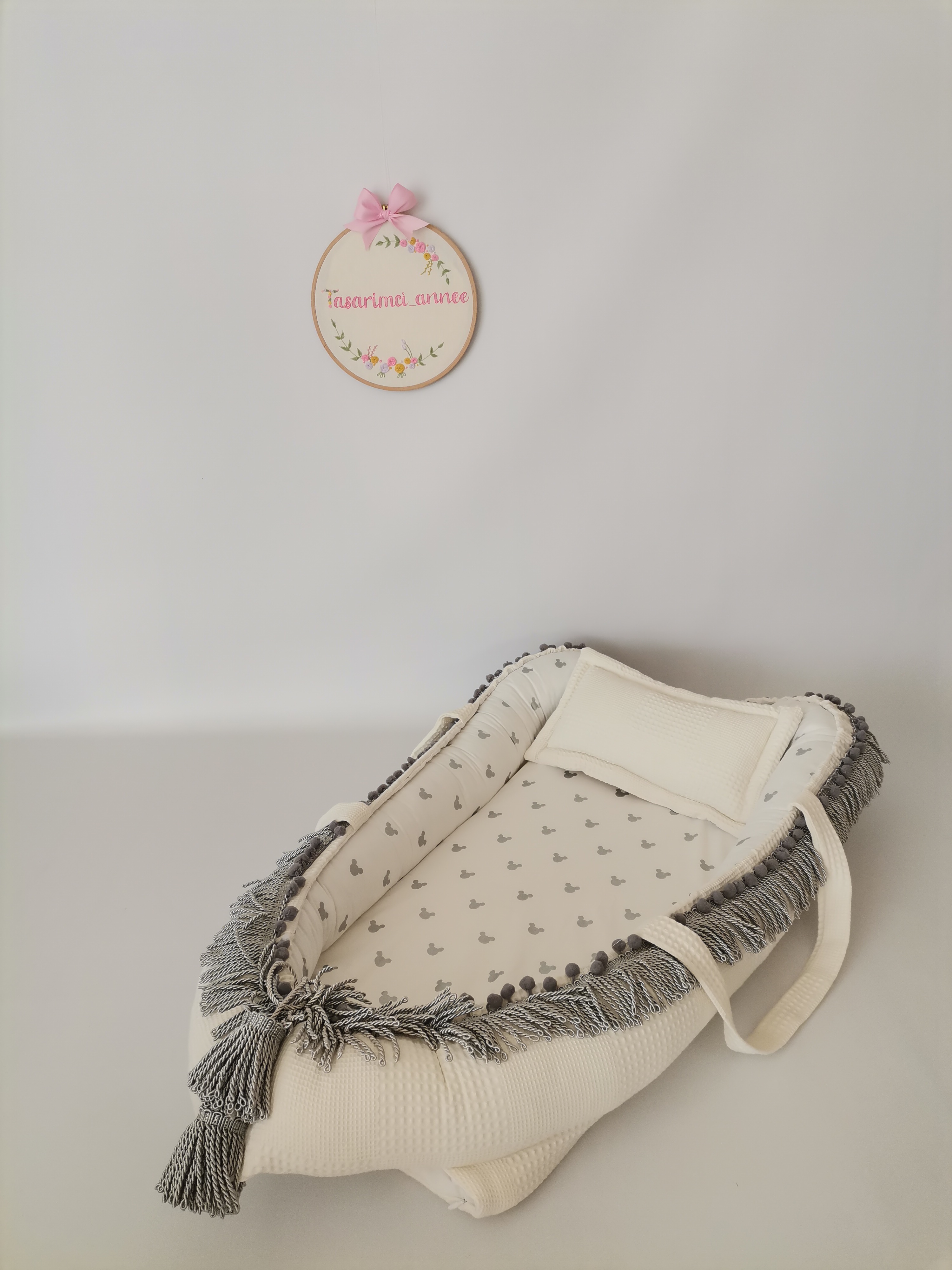 Babynest gri püsküllü krem waffle pike - gümüş mickeyli poplin