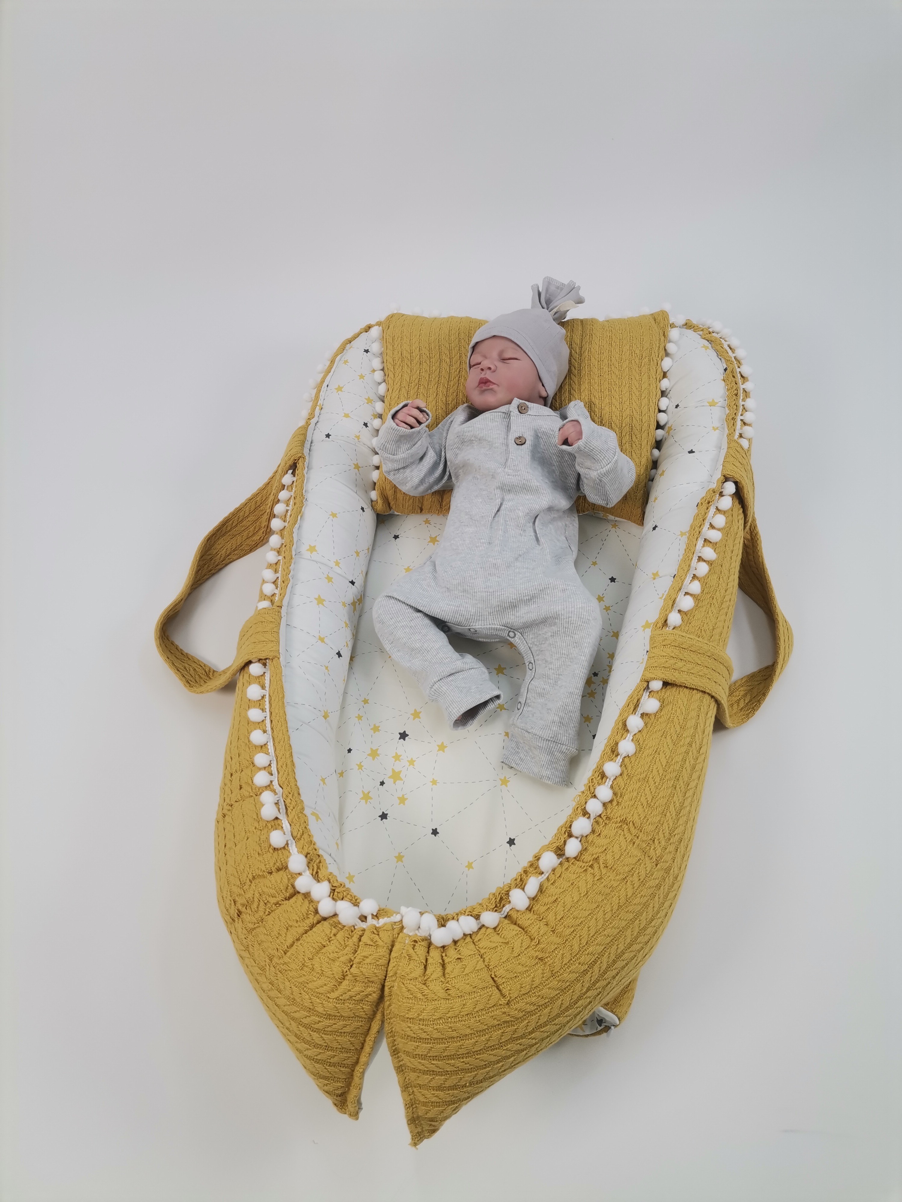 Babynest hardal örgü pike - beyaz üstü sarı gri samanyolu yıldızlı poplin