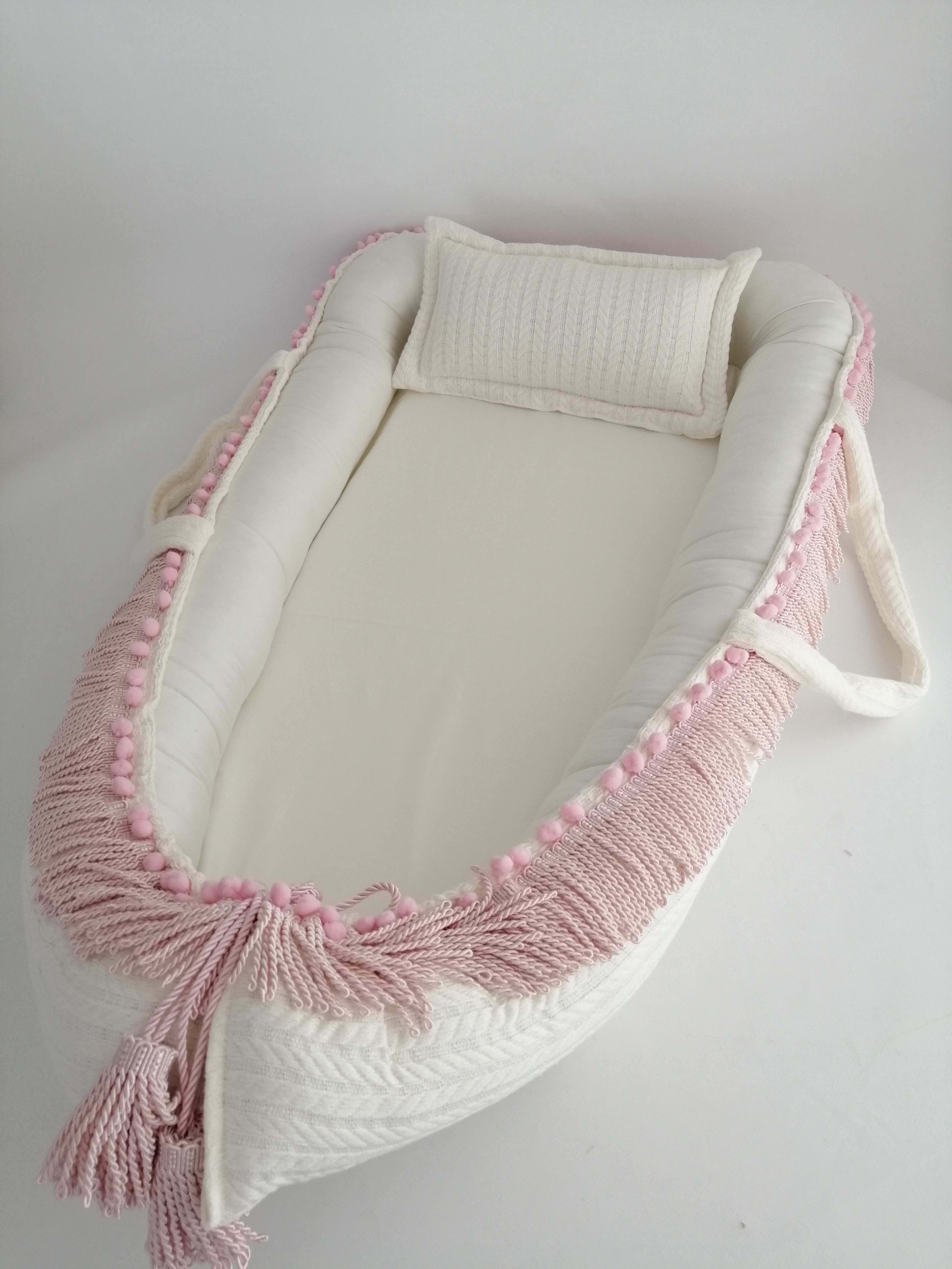 Babynest pembe püsküllü krem örgü pike - krem poplin