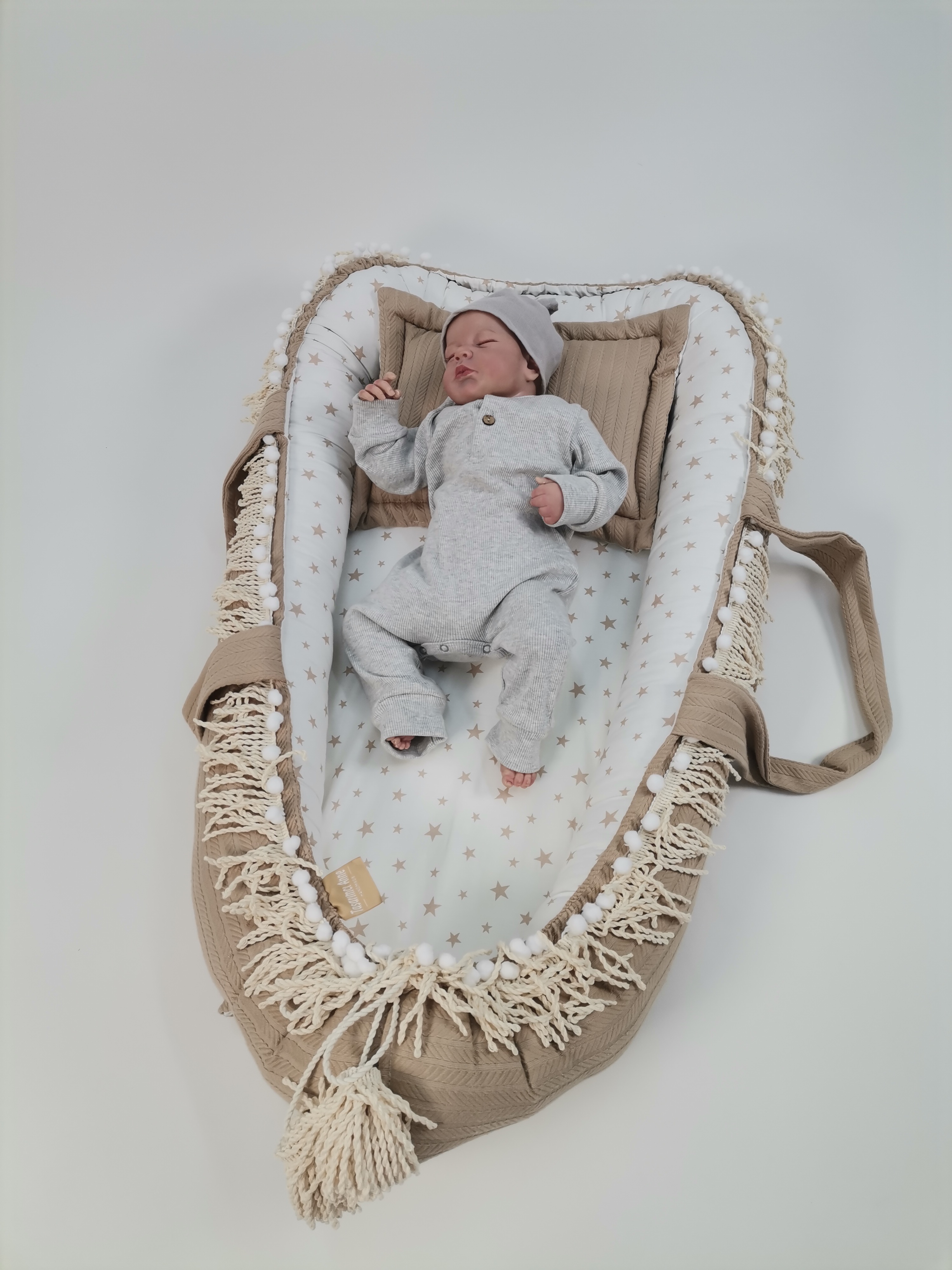 Babynest püsküllü bej örgü pike - beyaz üstü bej yıldızlı