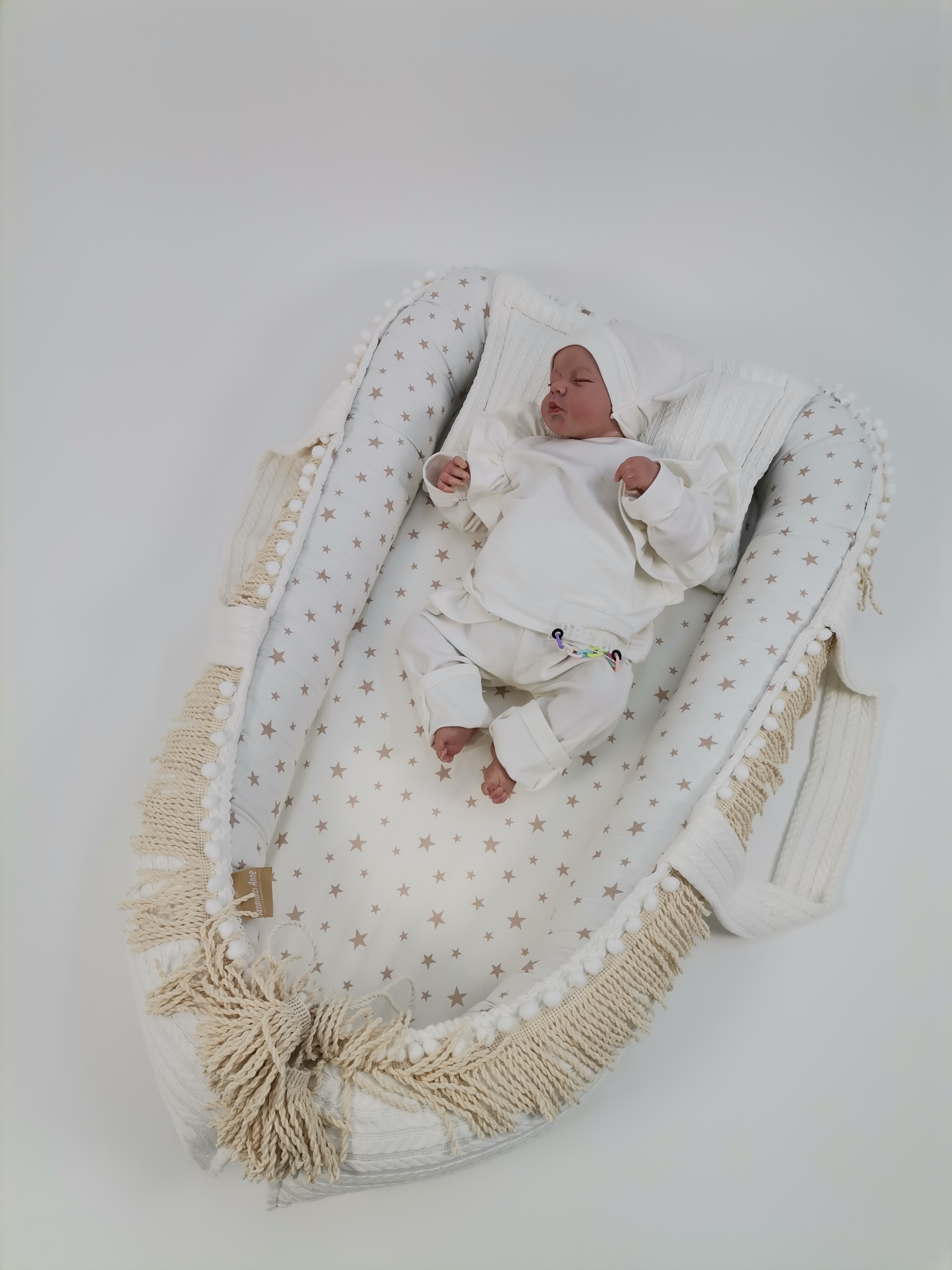 Babynest püsküllü krem örgü pike - bej yıldızlı poplin