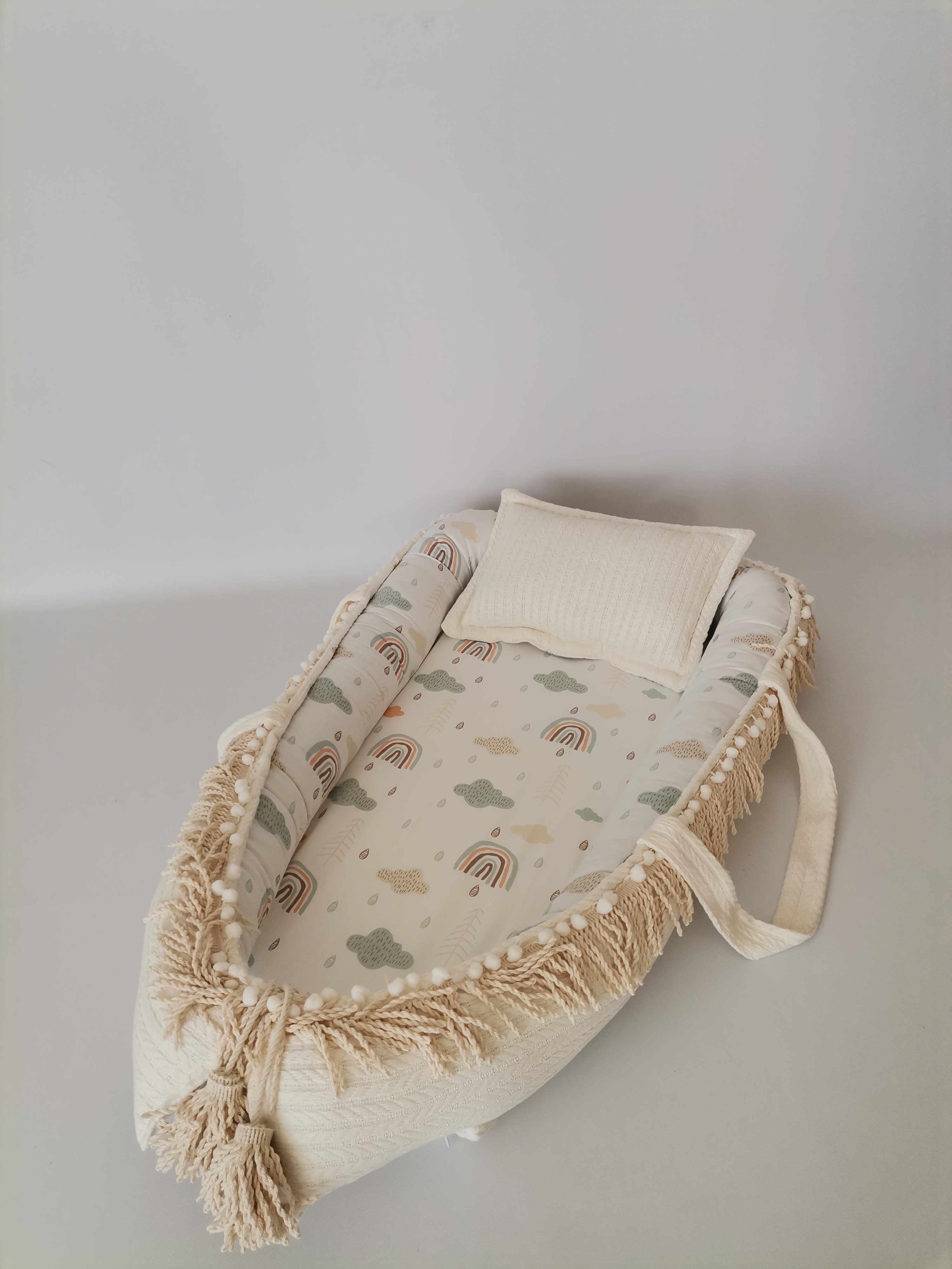 Babynest püsküllü krem örgü pike - gökkuşaklı poplin