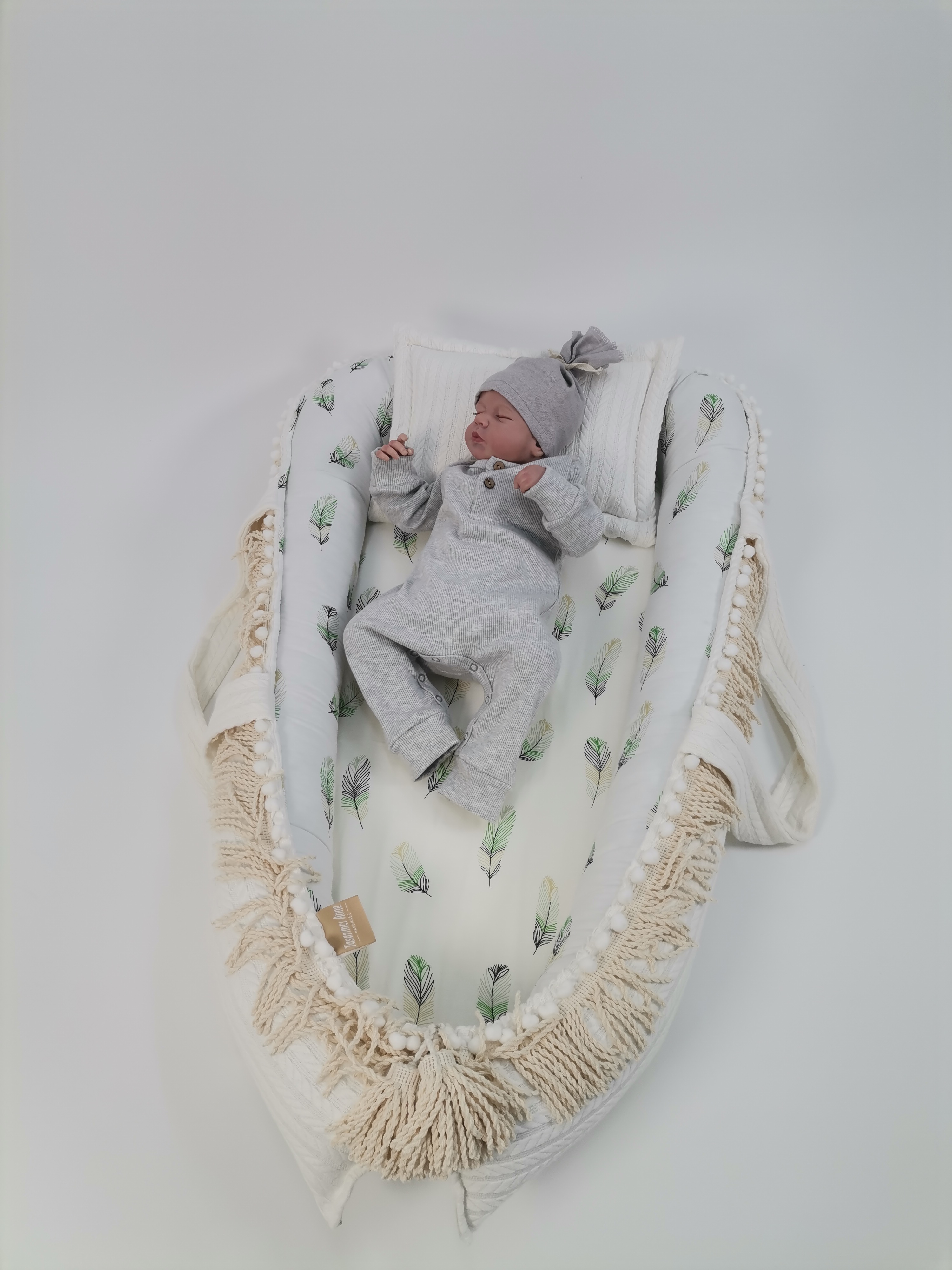 Babynest püsküllü krem örgü pike - yeşil tüylü poplin