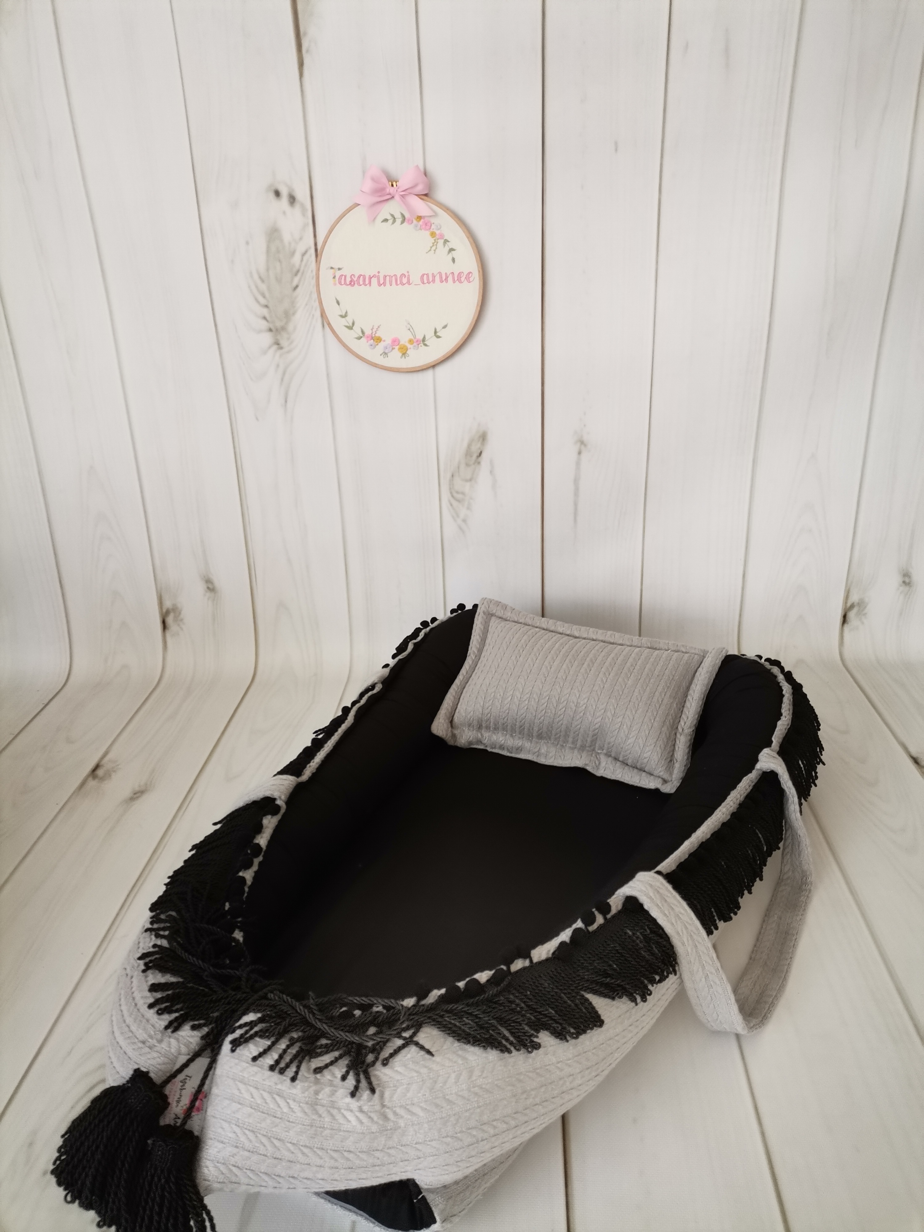 Babynest siyah püsküllü gri örgü pike - siyah poplin
