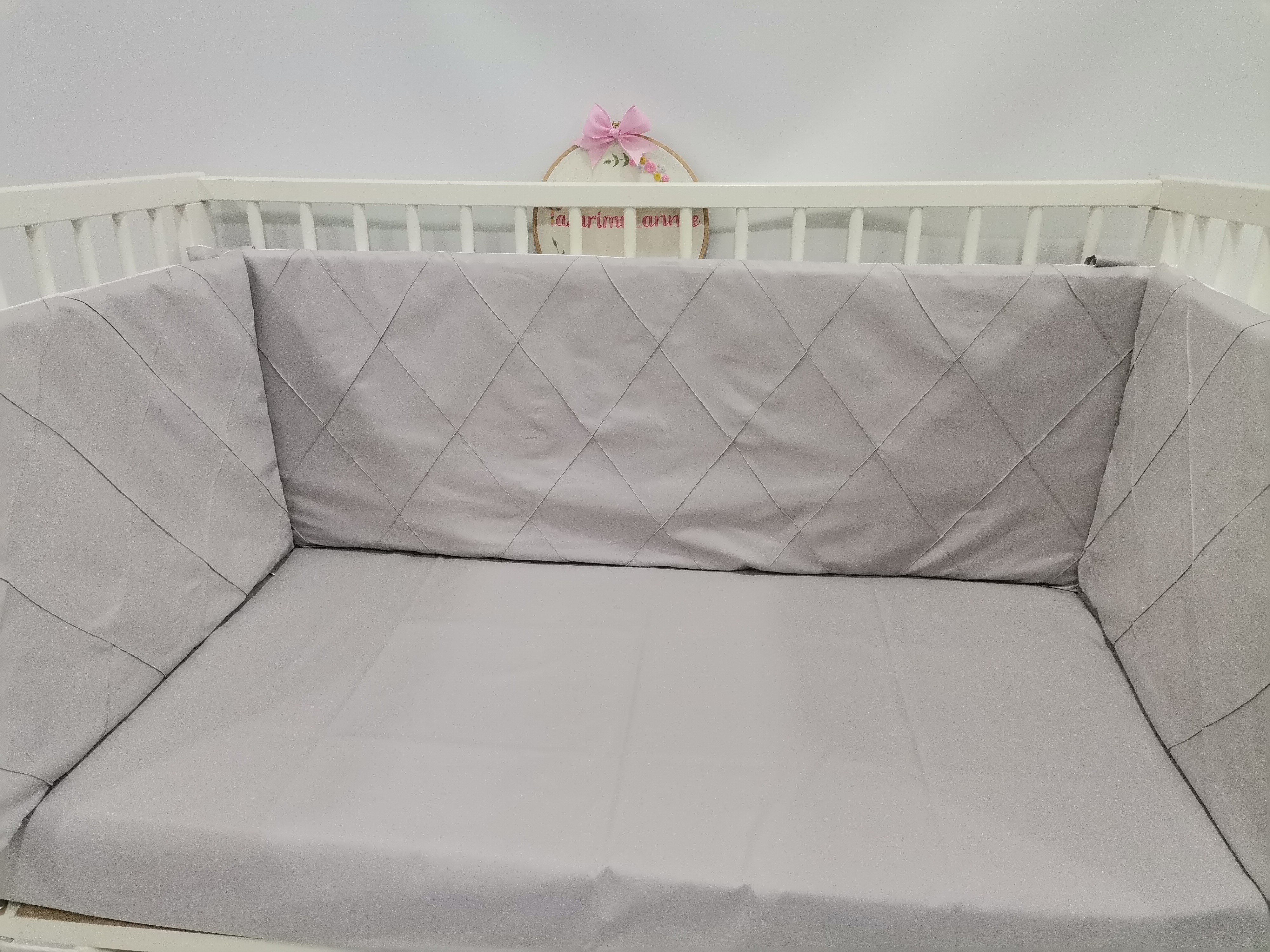 Beşik korumalığı nervürlü v15 gri poplin - beyaz poplin