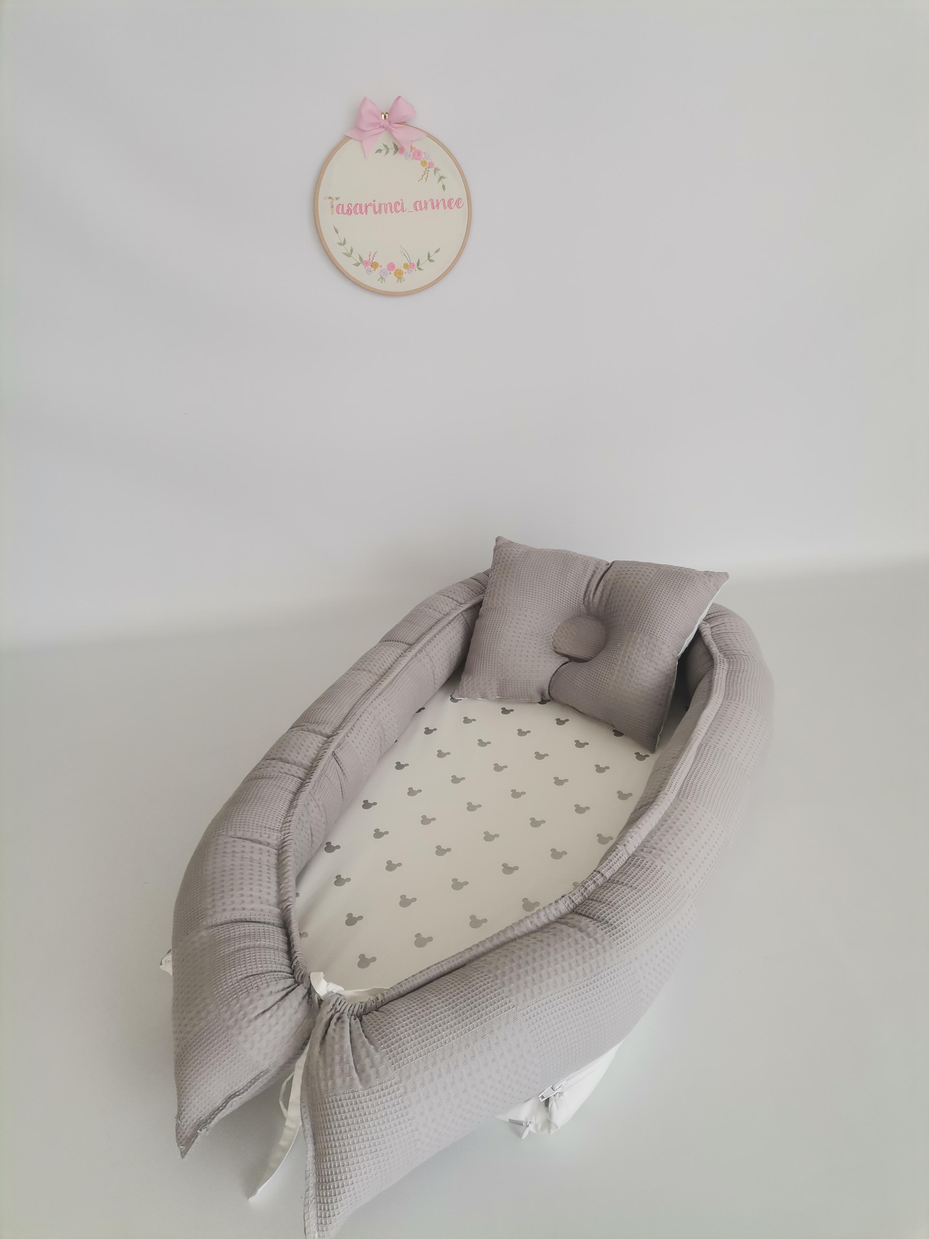 ÇOK AMAÇLI BABYNEST GRİ KLASİK PİKE - GÜMÜŞ MİCKEYLİ POPLİN