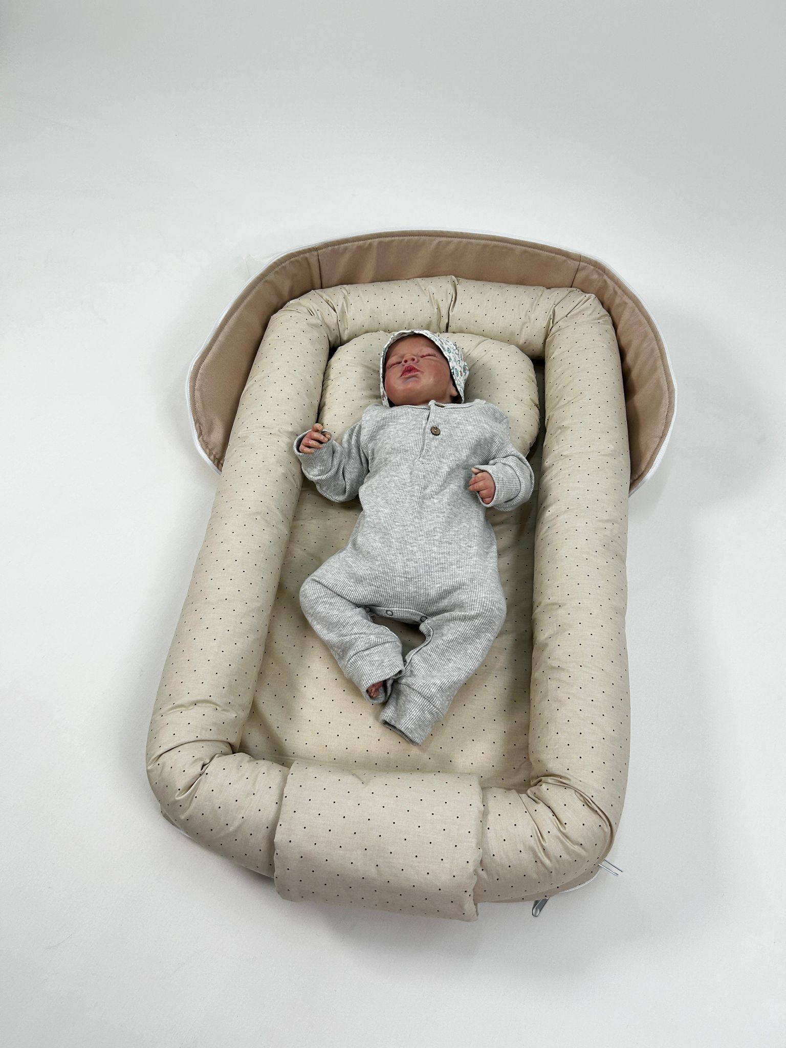Çantalı babynest bej panama keten  - bej zemin üstü kahve rengi puantiyeli poplin