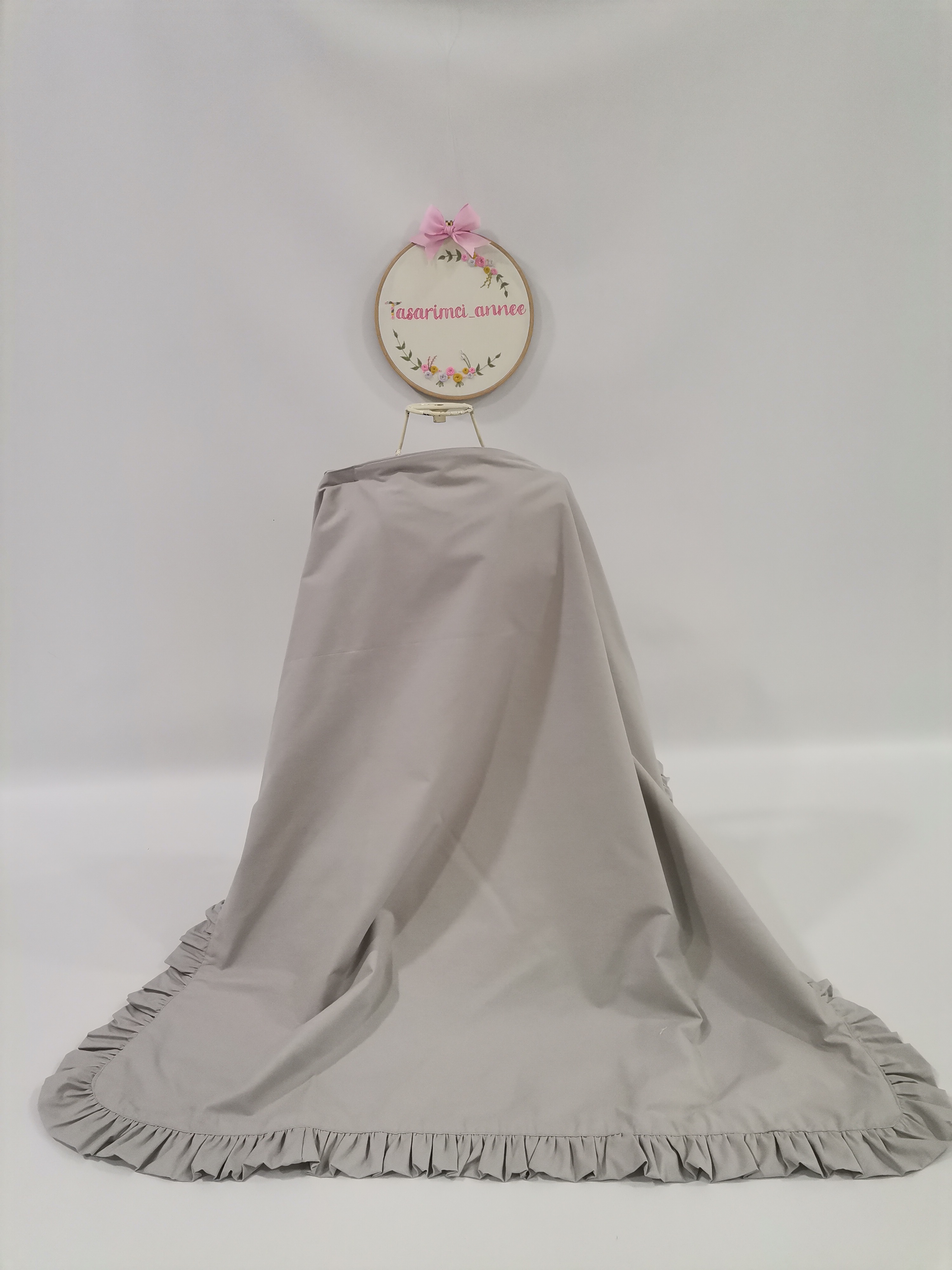 Emzirme önlüğü fırfırlı gri poplin