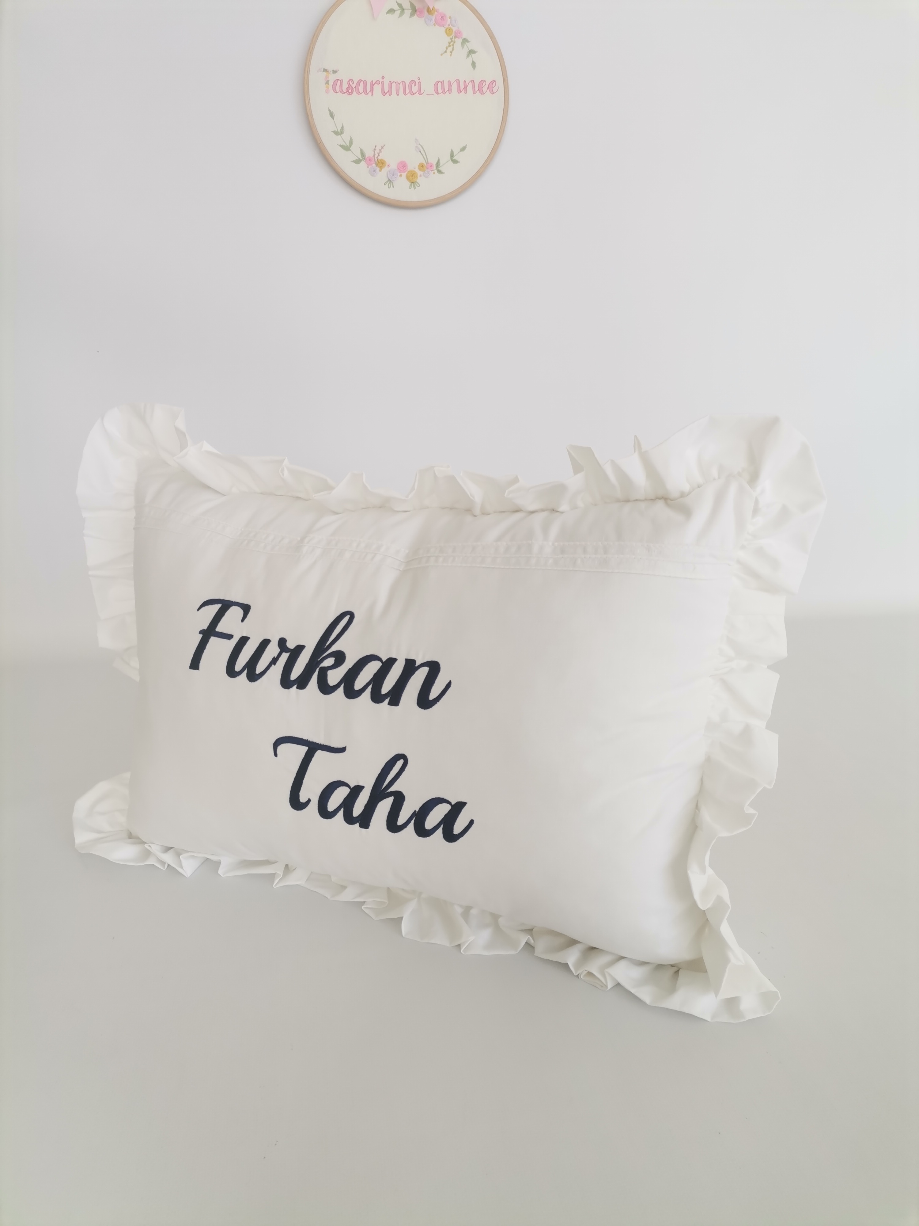 İSİM İŞLEMELİ FIRFIRLI SÜS YASTIK BEYAZ POPLİN