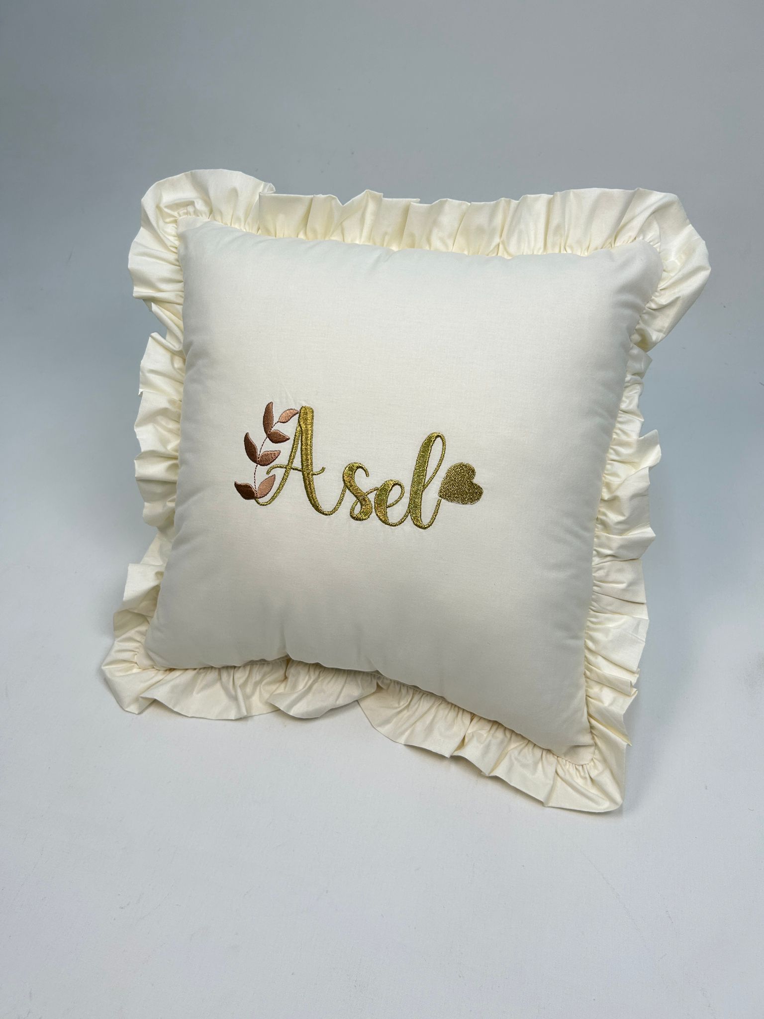 İsim işlemeli fırfırlı kare yastık 2