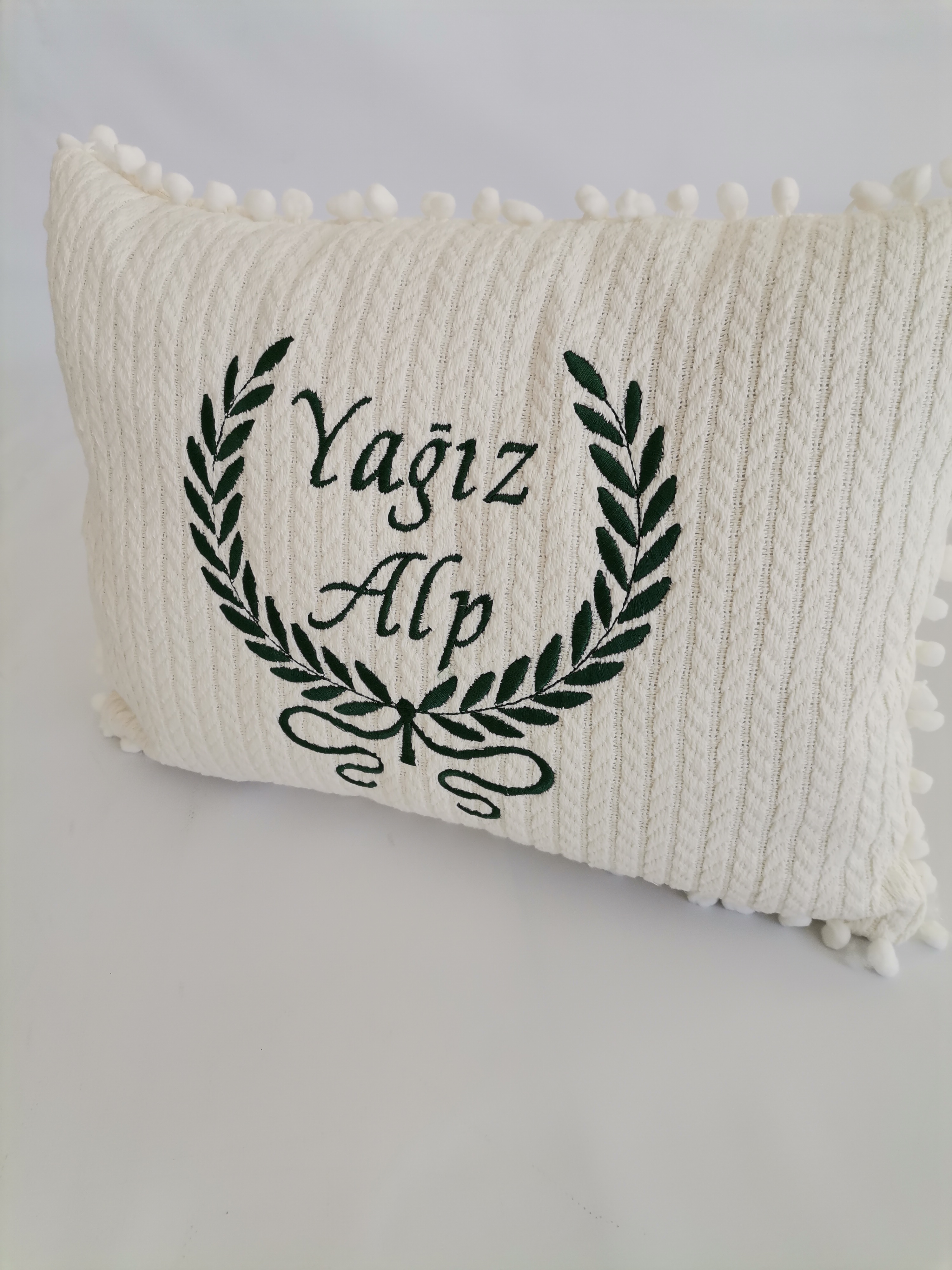 KREM ÖRGÜ PİKE KREM PONPONLU NAKIŞLI YASTIK