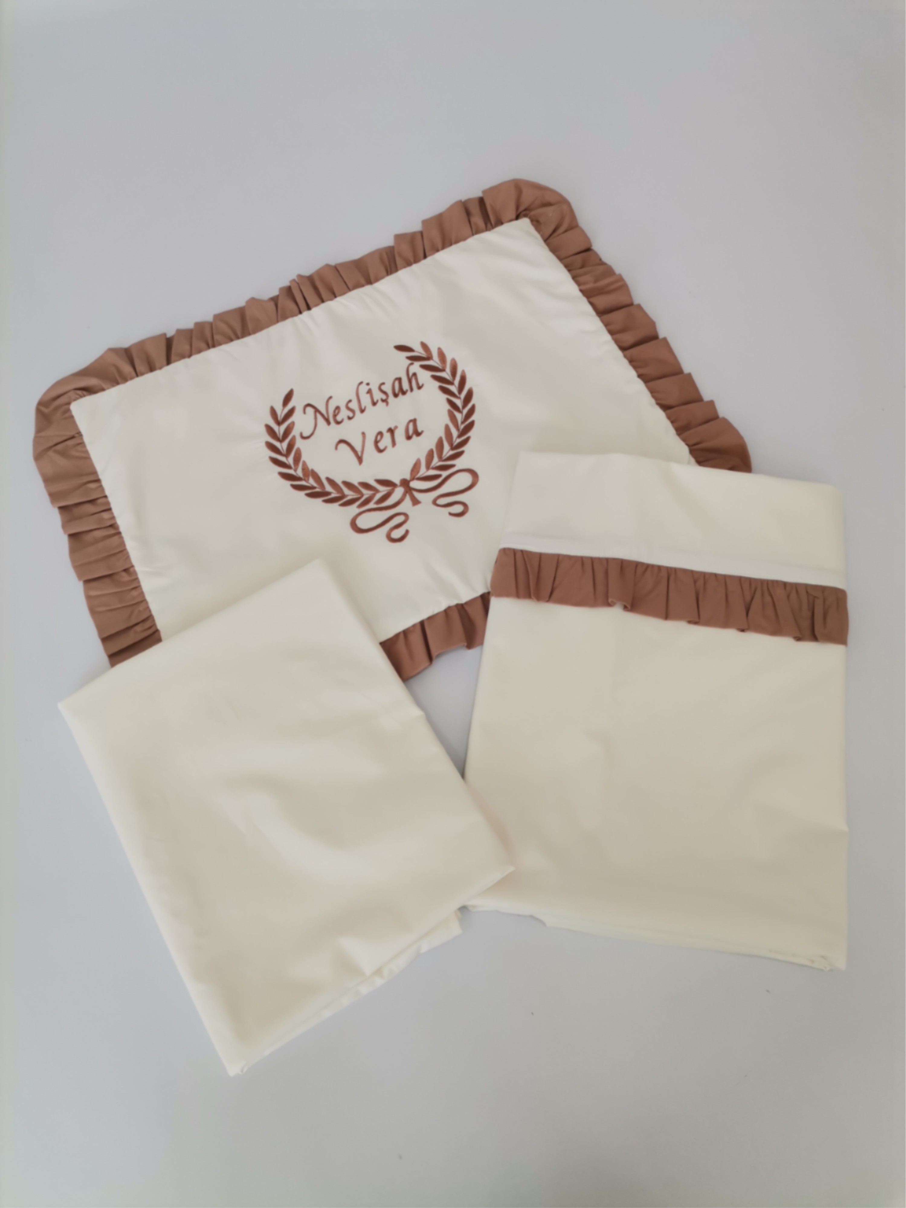 Nevresim takımı kahverengi fırfırlı poplin - krem poplin
